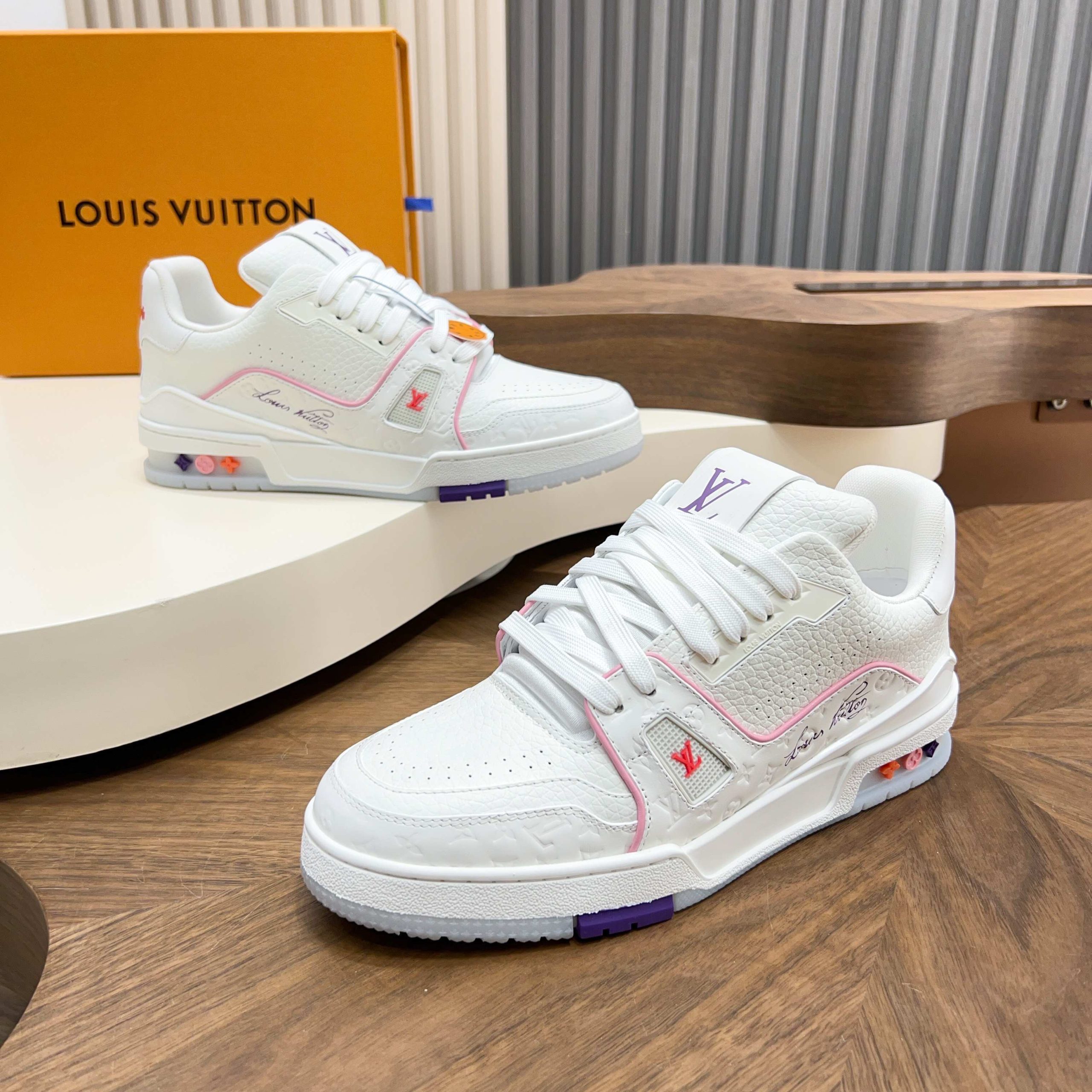 LV 原單白粉LV Trainer 女神系球鞋 清爽嫩色系氣質款| 11 LV 原單白粉LV Trainer 女神系球鞋 清爽嫩色系氣質款