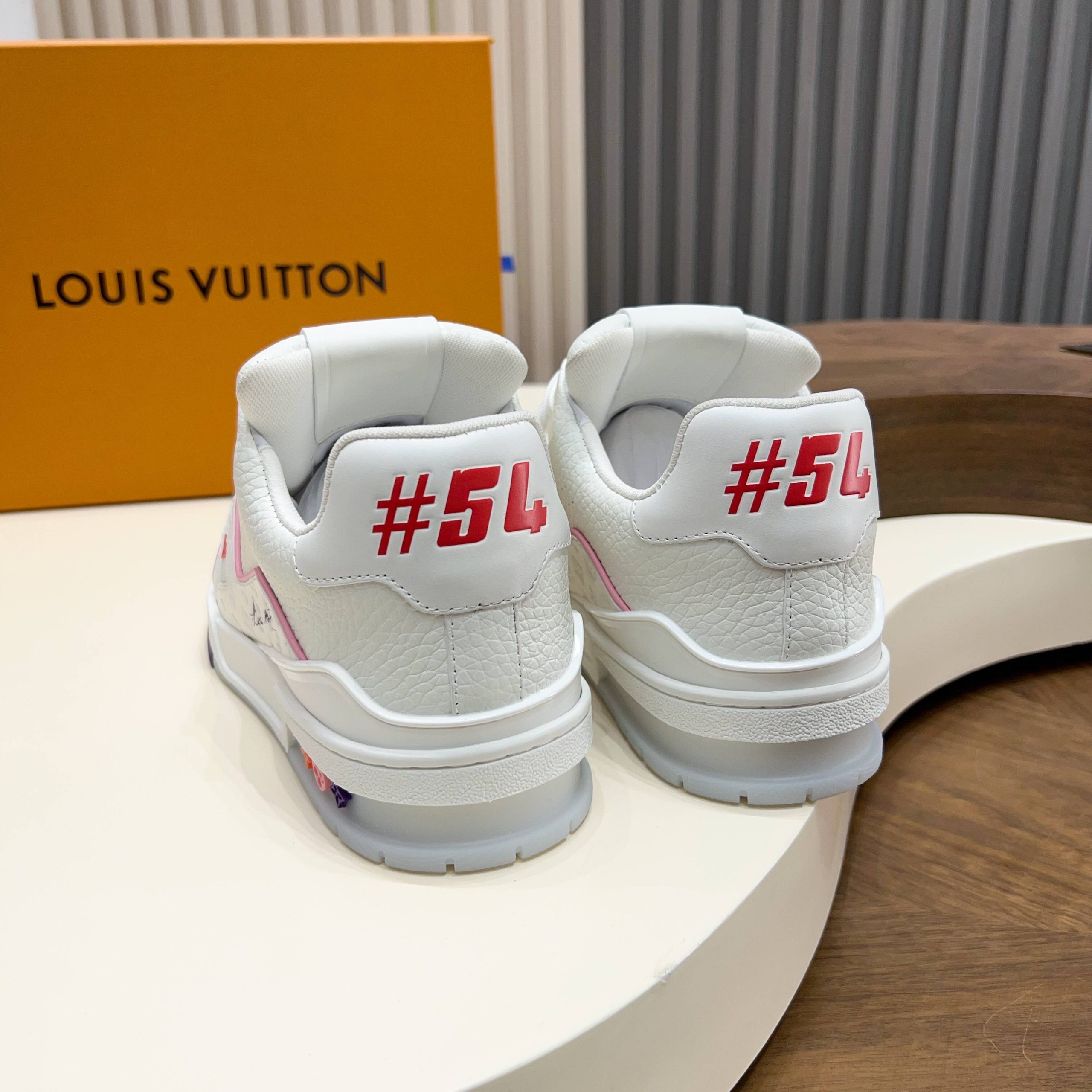 LV 原單白粉LV Trainer 女神系球鞋 清爽嫩色系氣質款| 10 LV 原單白粉LV Trainer 女神系球鞋 清爽嫩色系氣質款