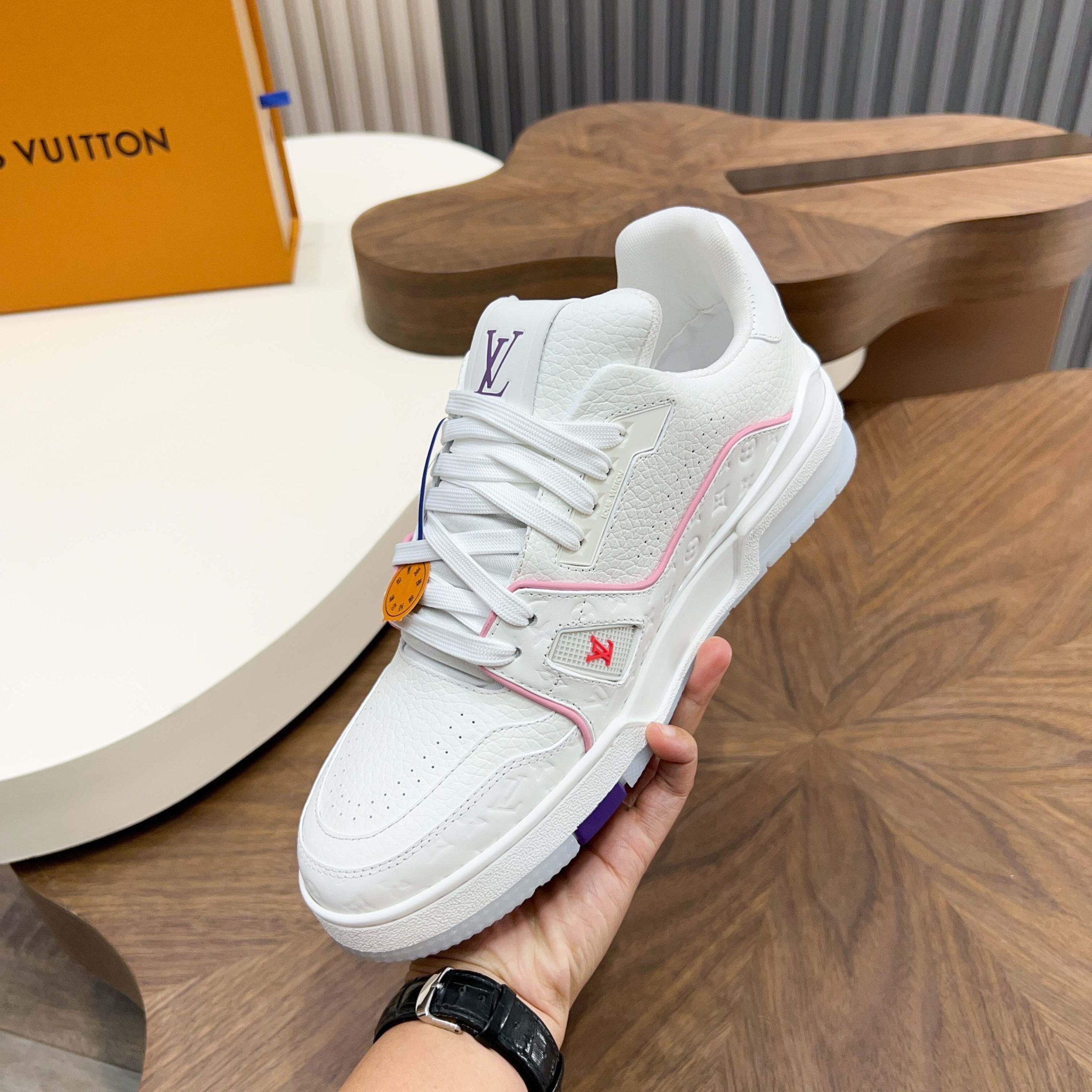 LV 原單白粉LV Trainer 女神系球鞋 清爽嫩色系氣質款| 9 LV 原單白粉LV Trainer 女神系球鞋 清爽嫩色系氣質款