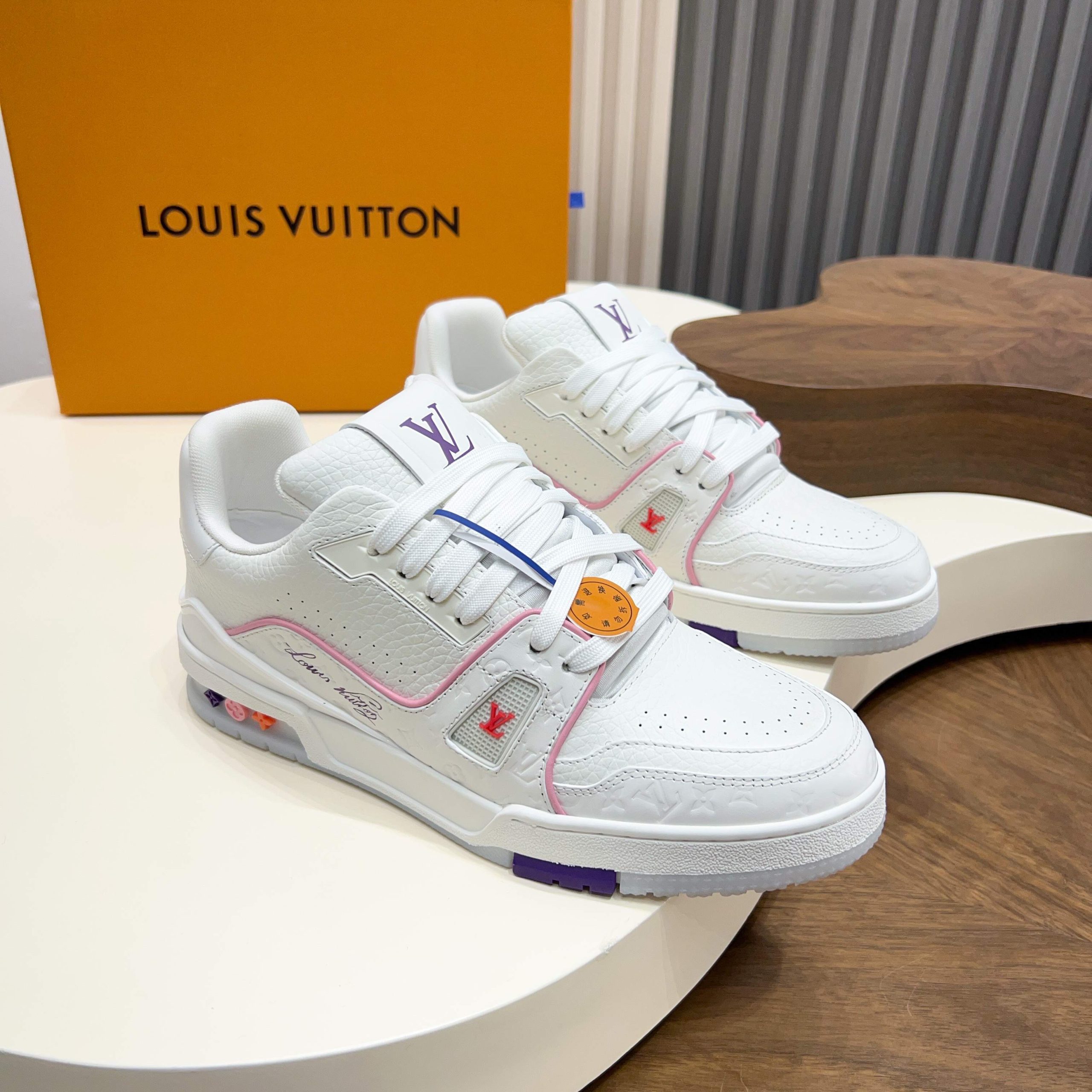 LV 原單白粉LV Trainer 女神系球鞋 清爽嫩色系氣質款| 8 LV 原單白粉LV Trainer 女神系球鞋 清爽嫩色系氣質款