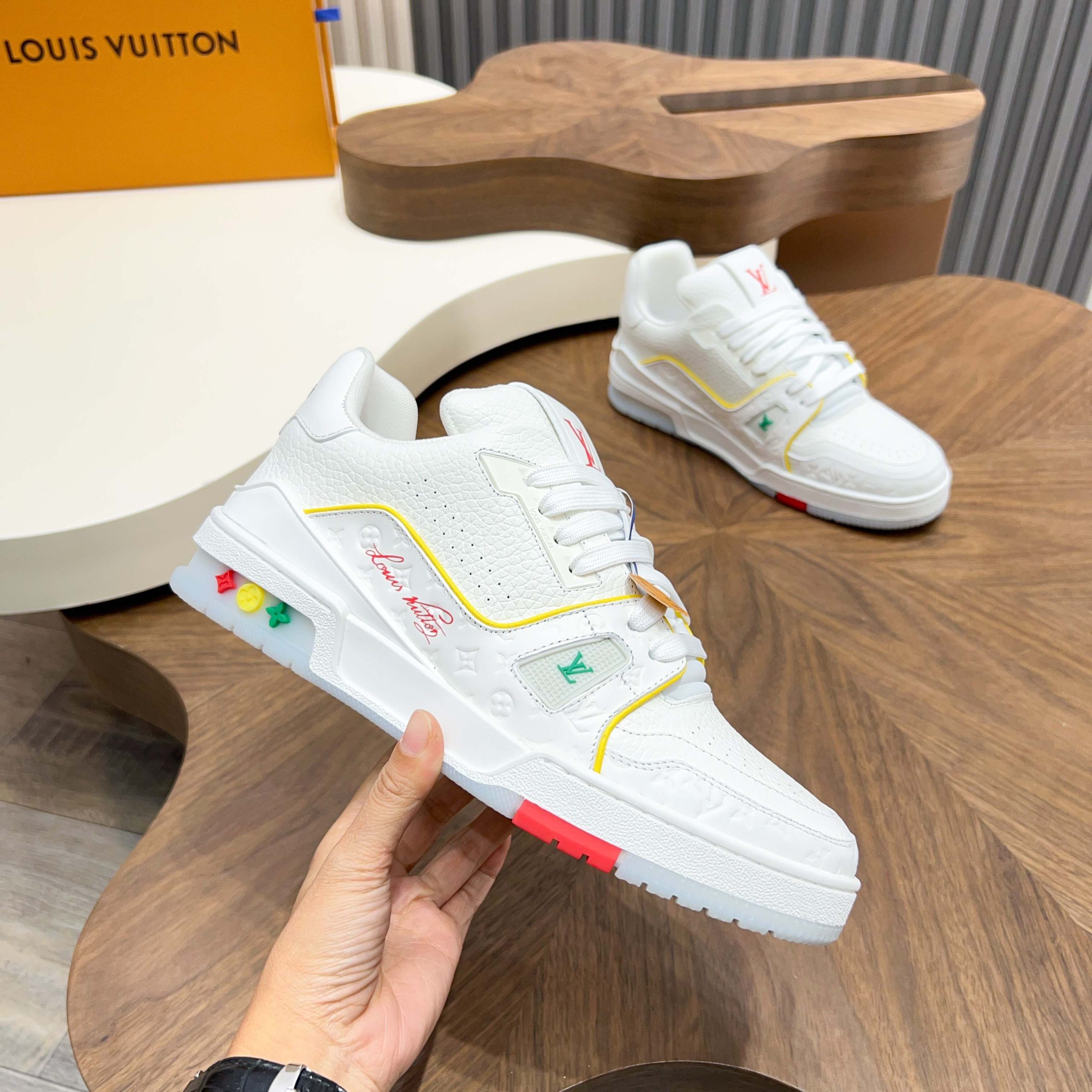 LV 一比一白黃多彩LV Trainer 亮色細節增添街頭氛圍| 14 LV 一比一白黃多彩LV Trainer 亮色細節增添街頭氛圍