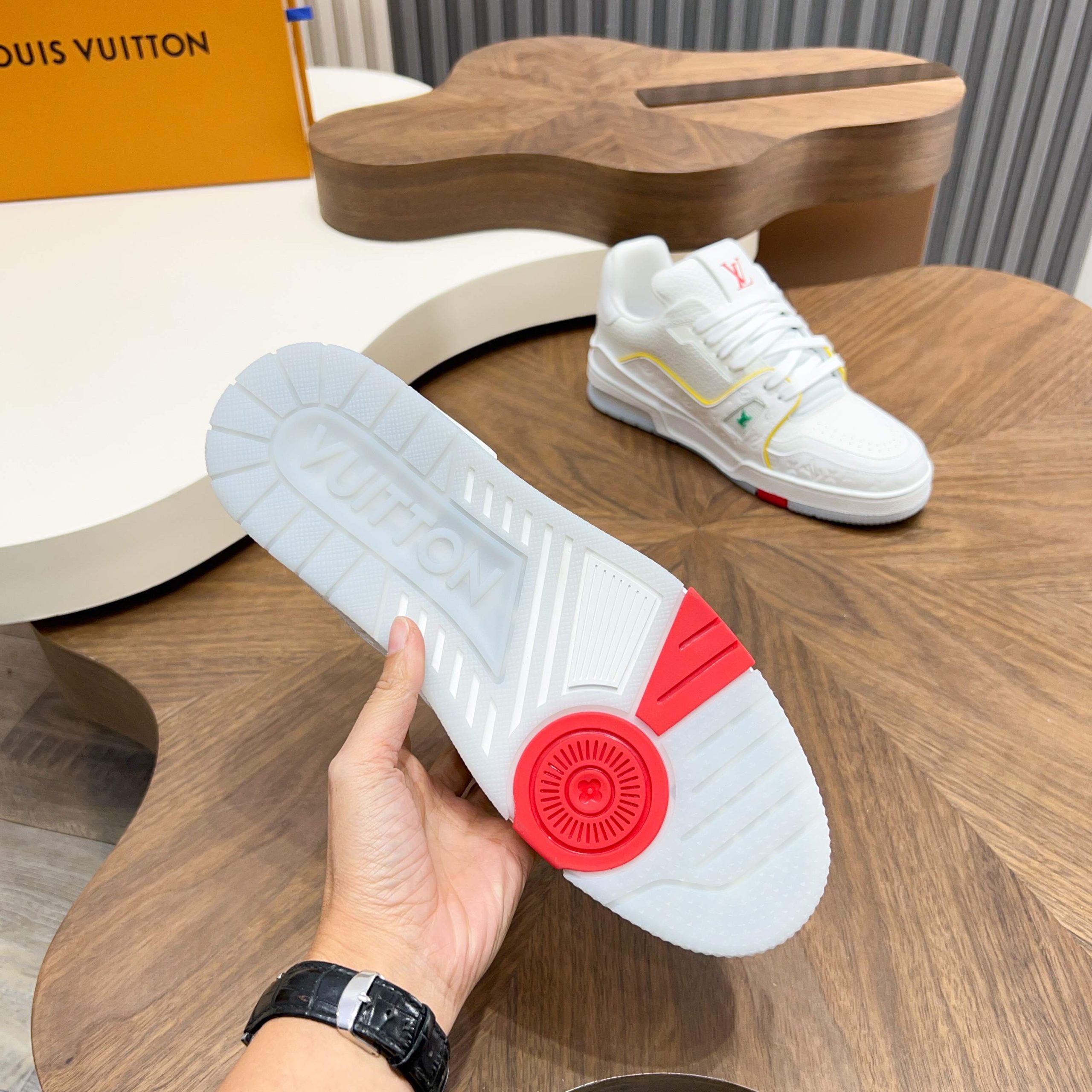 LV 一比一白黃多彩LV Trainer 亮色細節增添街頭氛圍| 13 LV 一比一白黃多彩LV Trainer 亮色細節增添街頭氛圍