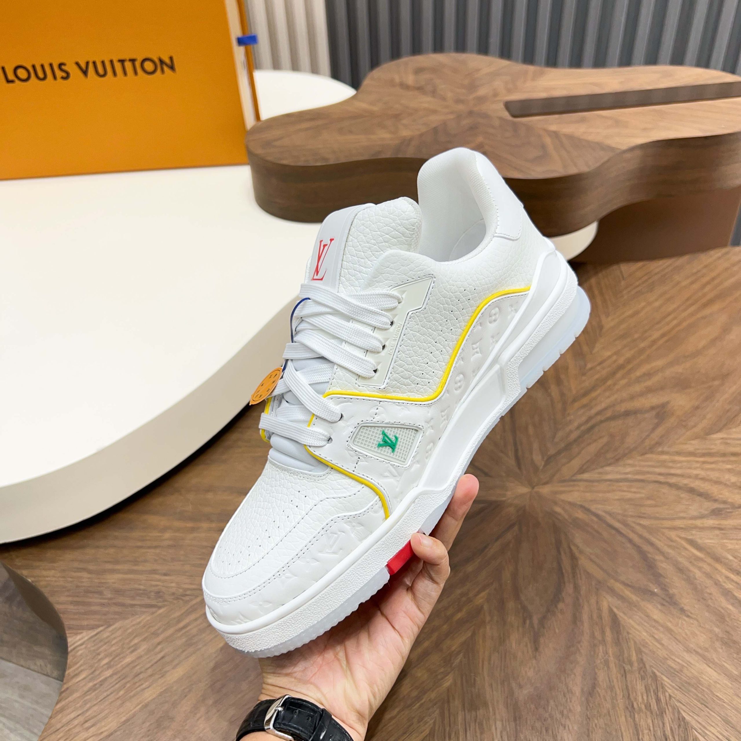 LV 一比一白黃多彩LV Trainer 亮色細節增添街頭氛圍| 12 LV 一比一白黃多彩LV Trainer 亮色細節增添街頭氛圍