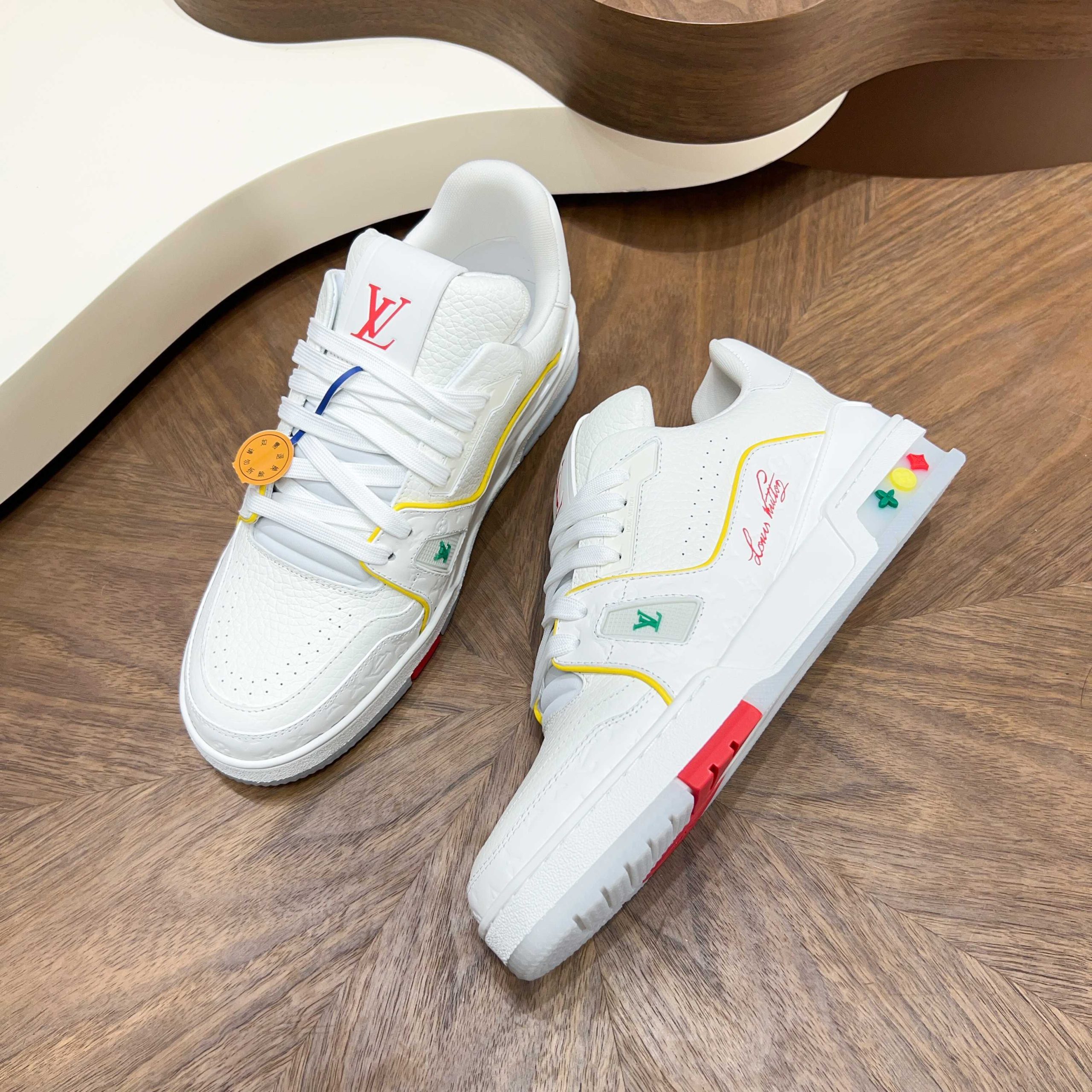 LV 一比一白黃多彩LV Trainer 亮色細節增添街頭氛圍| 11 LV 一比一白黃多彩LV Trainer 亮色細節增添街頭氛圍