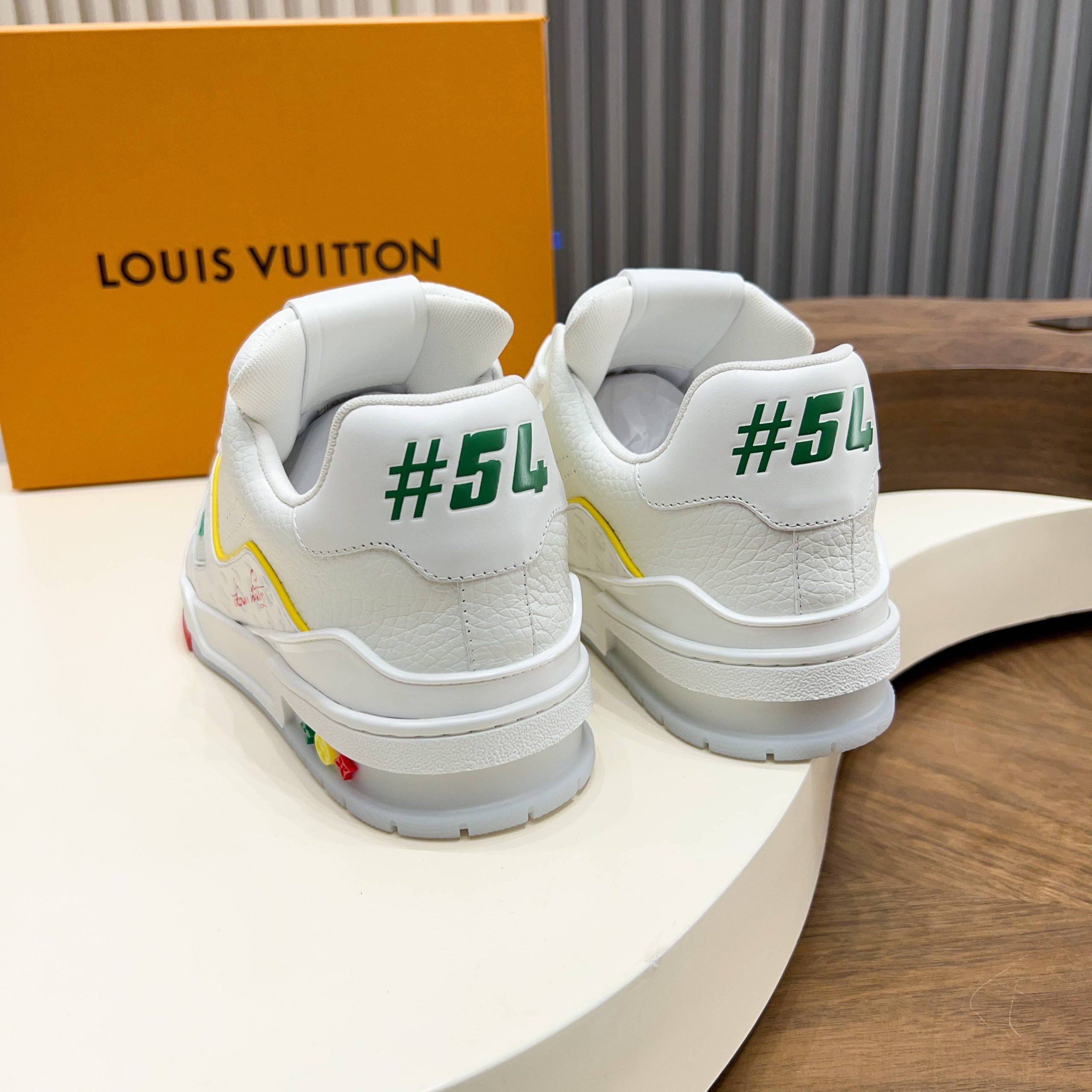 LV 一比一白黃多彩LV Trainer 亮色細節增添街頭氛圍| 10 LV 一比一白黃多彩LV Trainer 亮色細節增添街頭氛圍