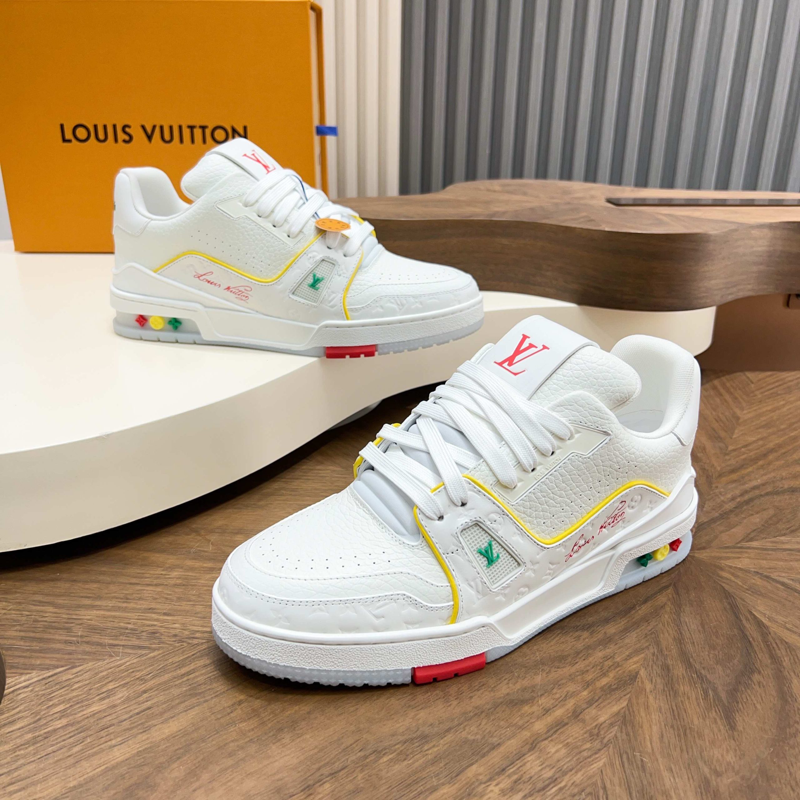 LV 一比一白黃多彩LV Trainer 亮色細節增添街頭氛圍| 9 LV 一比一白黃多彩LV Trainer 亮色細節增添街頭氛圍