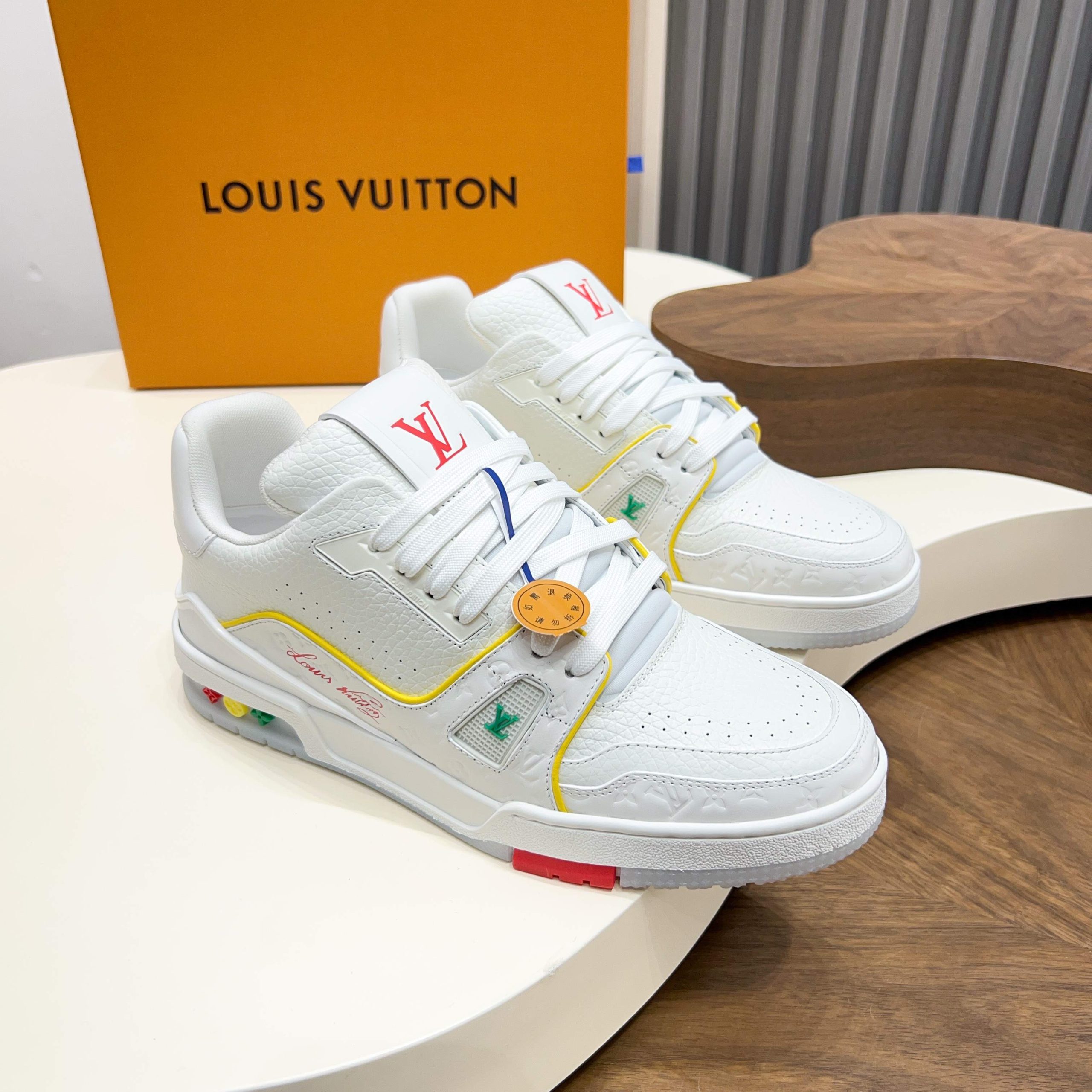 LV 一比一白黃多彩LV Trainer 亮色細節增添街頭氛圍| 7 LV 一比一白黃多彩LV Trainer 亮色細節增添街頭氛圍
