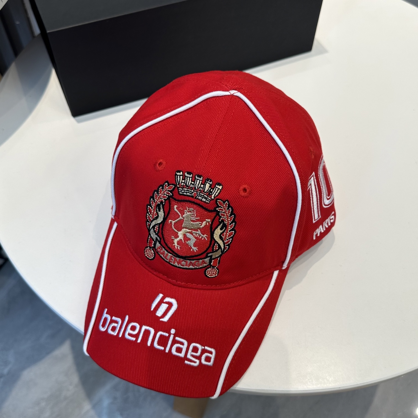 BALENCIAGA 一比一 男款 徽章刺繡棒球帽 紅色潮流帽| 14 BALENCIAGA 一比一 男款 徽章刺繡棒球帽 紅色潮流帽