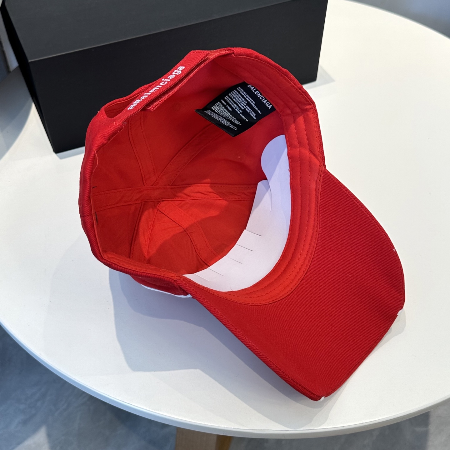 BALENCIAGA 一比一 男款 徽章刺繡棒球帽 紅色潮流帽| 12 BALENCIAGA 一比一 男款 徽章刺繡棒球帽 紅色潮流帽