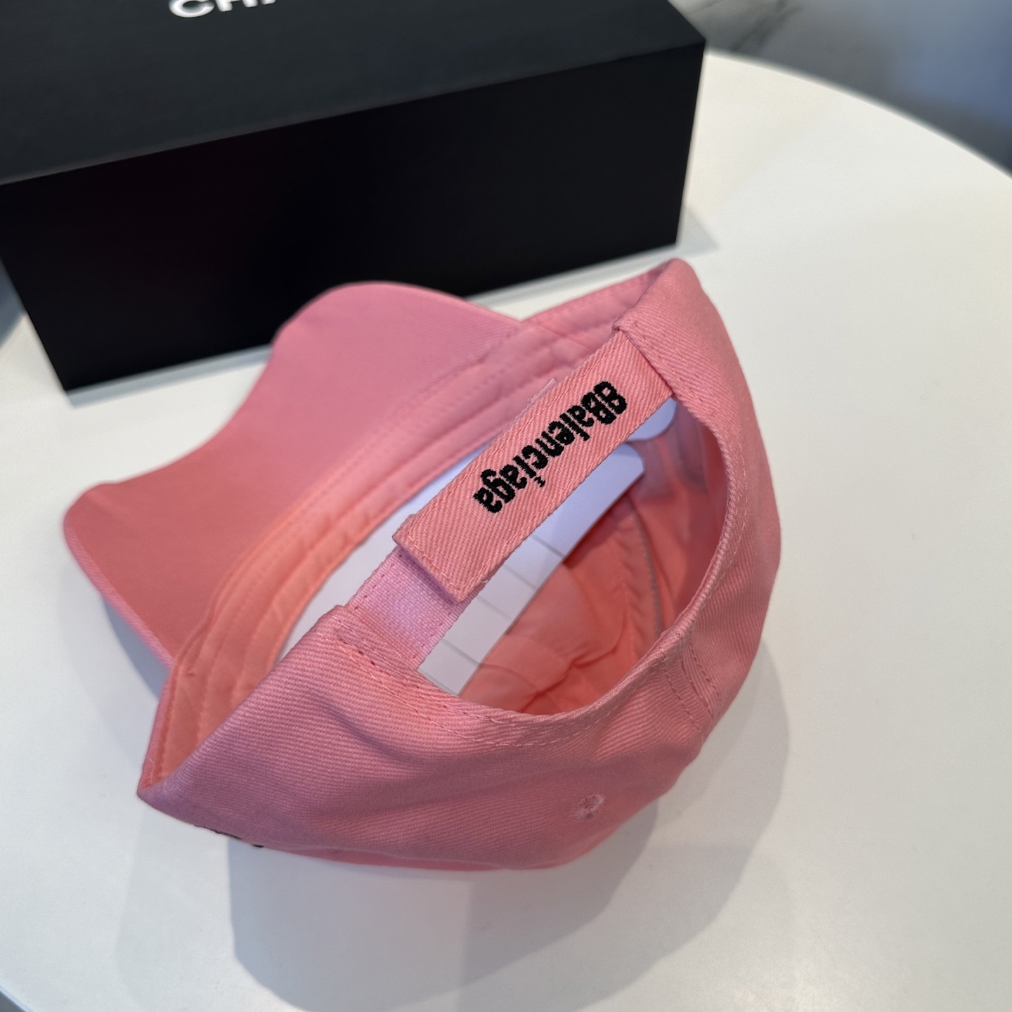 BALENCIAGA A貨 男款 徽章刺繡棒球帽 粉色時尚帽| 12 BALENCIAGA A貨 男款 徽章刺繡棒球帽 粉色時尚帽