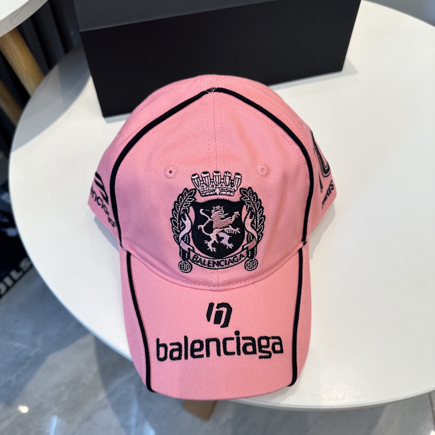BALENCIAGA A貨 男款 徽章刺繡棒球帽 粉色時尚帽| 8 BALENCIAGA A貨 男款 徽章刺繡棒球帽 粉色時尚帽