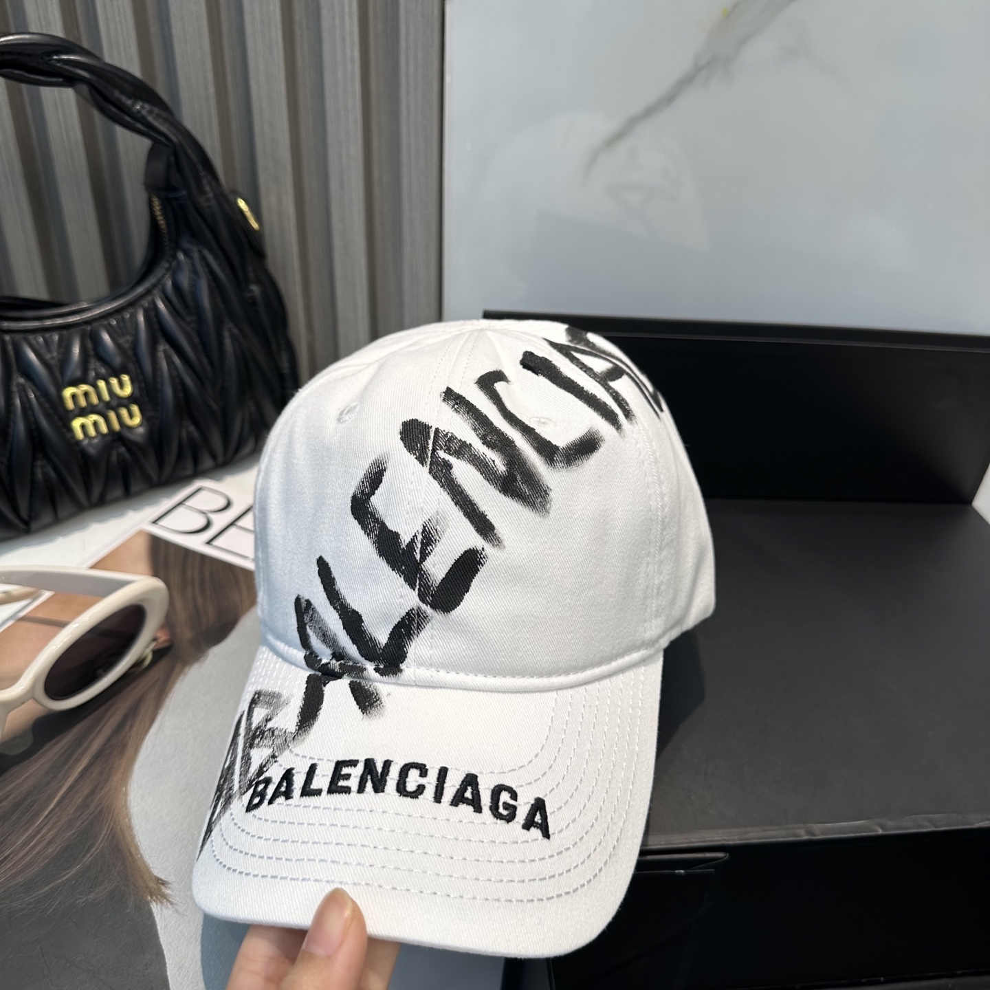 BALENCIAGA 高仿 男款 手寫LOGO棒球帽 白色潮流帽| 14 BALENCIAGA 高仿 男款 手寫LOGO棒球帽 白色潮流帽