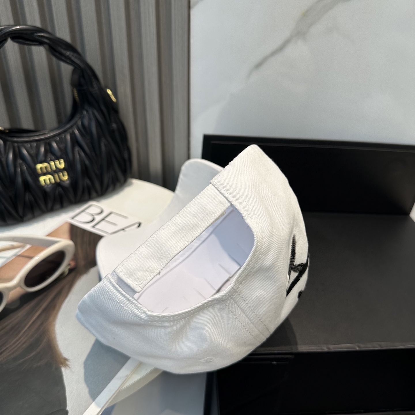 BALENCIAGA 高仿 男款 手寫LOGO棒球帽 白色潮流帽| 13 BALENCIAGA 高仿 男款 手寫LOGO棒球帽 白色潮流帽