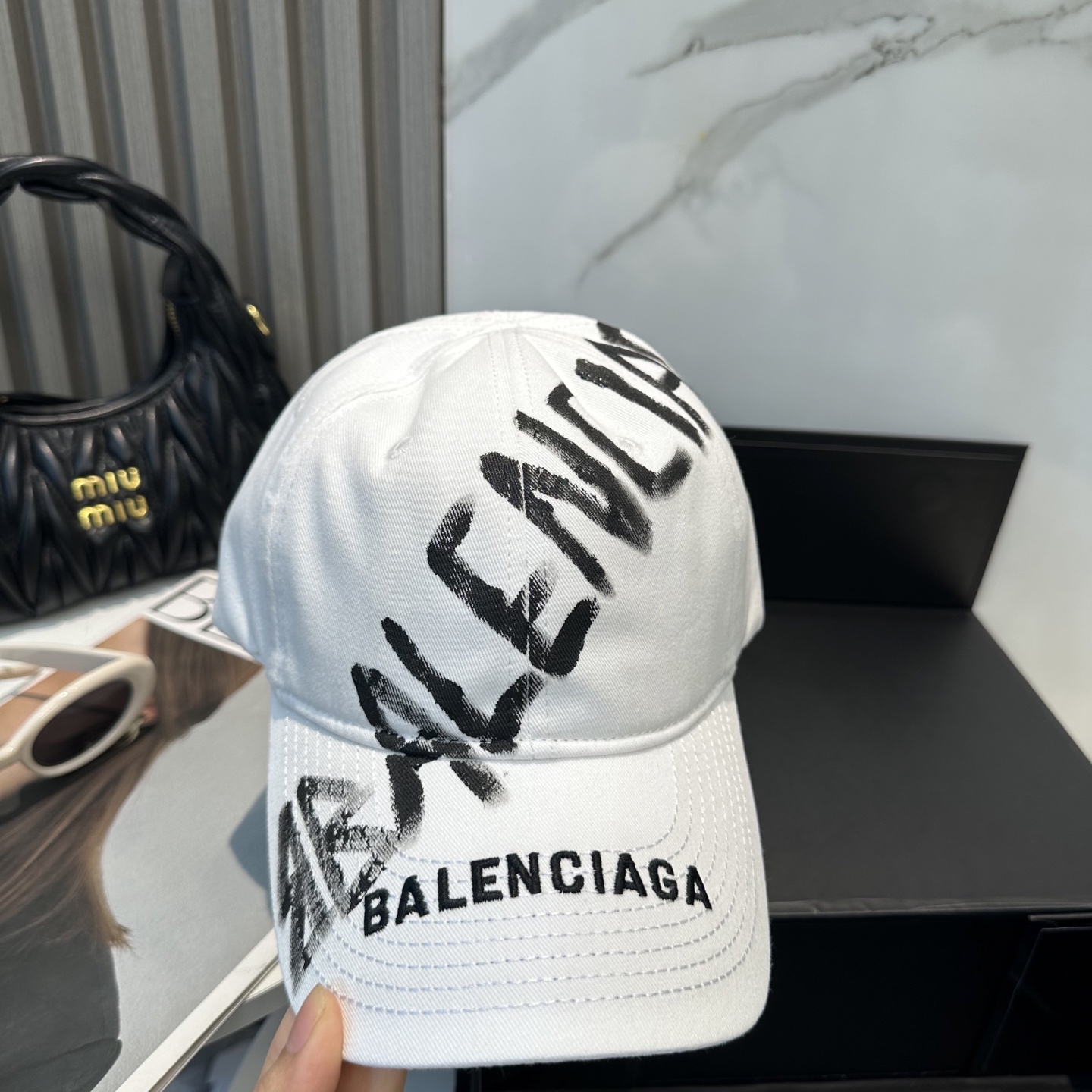 BALENCIAGA 高仿 男款 手寫LOGO棒球帽 白色潮流帽| 11 BALENCIAGA 高仿 男款 手寫LOGO棒球帽 白色潮流帽