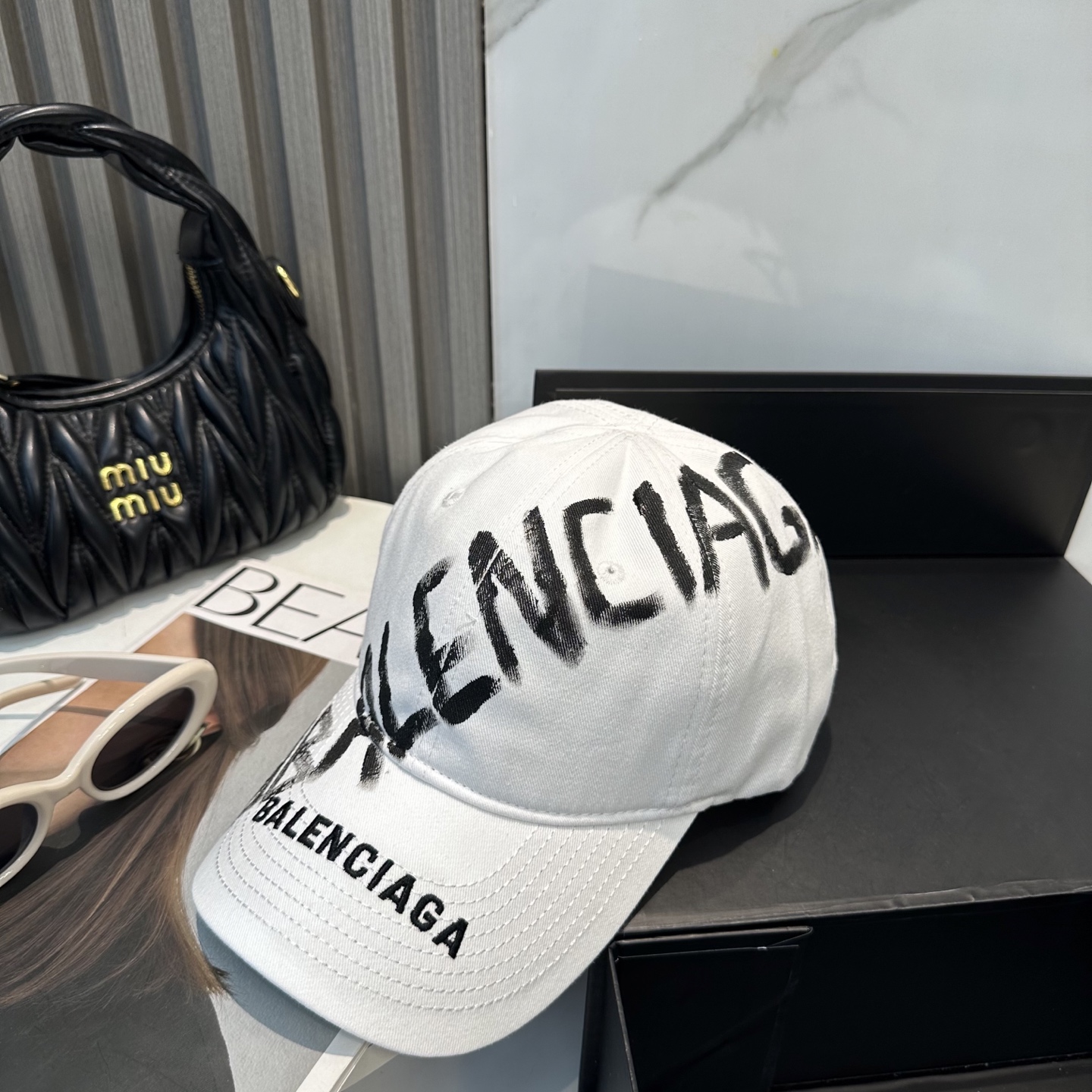 BALENCIAGA 高仿 男款 手寫LOGO棒球帽 白色潮流帽| 10 BALENCIAGA 高仿 男款 手寫LOGO棒球帽 白色潮流帽
