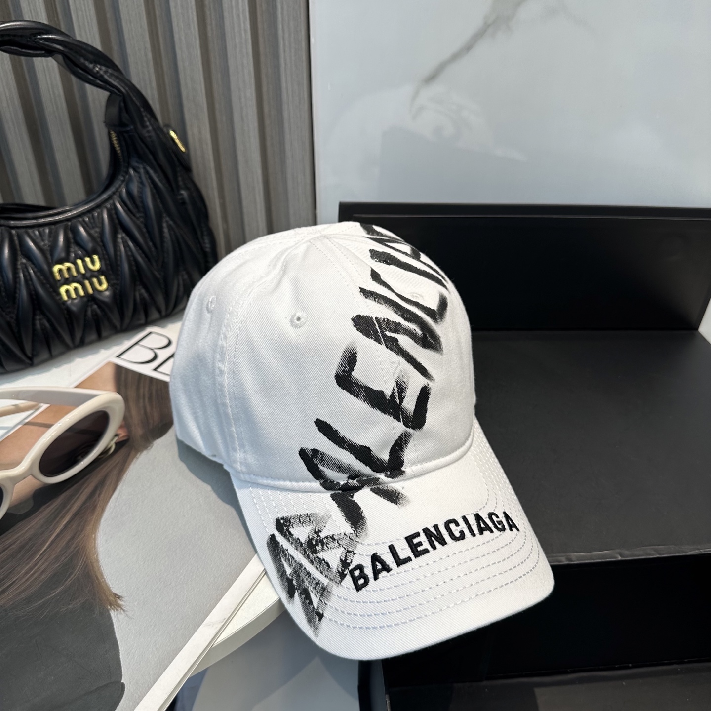 BALENCIAGA 高仿 男款 手寫LOGO棒球帽 白色潮流帽| 9 BALENCIAGA 高仿 男款 手寫LOGO棒球帽 白色潮流帽