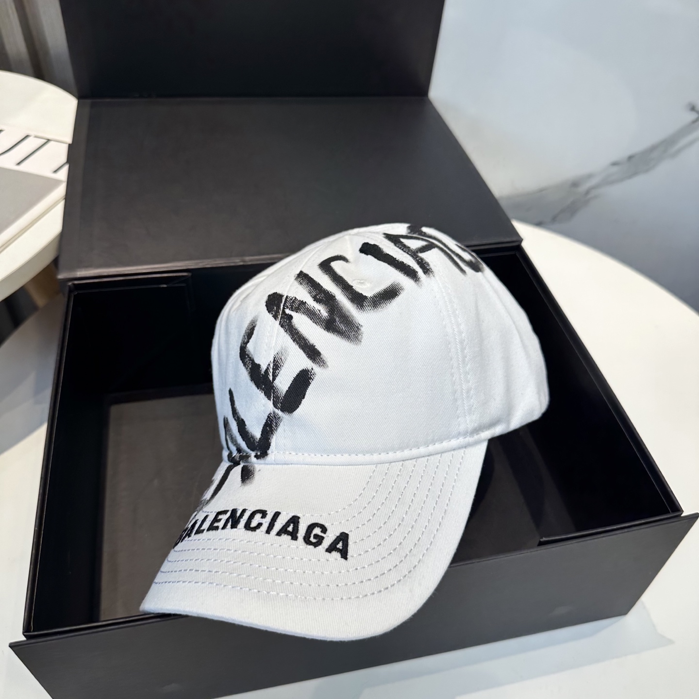 BALENCIAGA 高仿 男款 手寫LOGO棒球帽 白色潮流帽| 8 BALENCIAGA 高仿 男款 手寫LOGO棒球帽 白色潮流帽