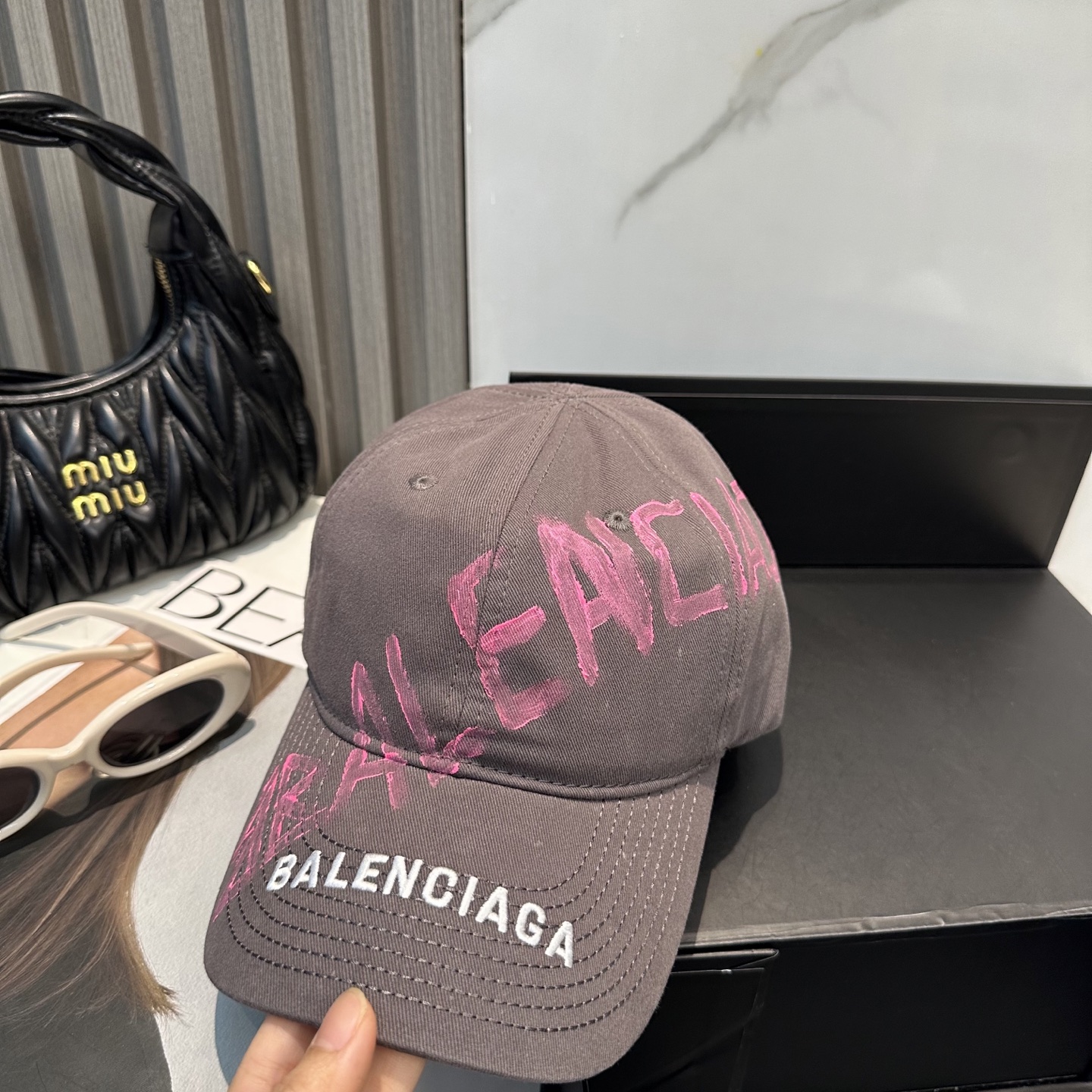 BALENCIAGA 高仿 男款 手寫LOGO棒球帽 咖啡色潮流帽| 14 BALENCIAGA 高仿 男款 手寫LOGO棒球帽 咖啡色潮流帽