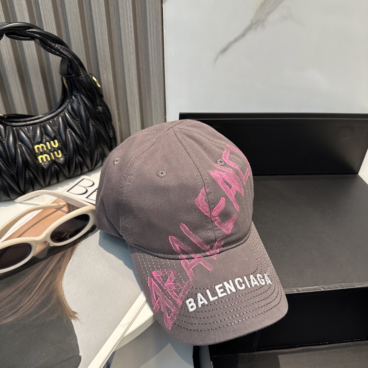 BALENCIAGA 高仿 男款 手寫LOGO棒球帽 咖啡色潮流帽| 11 BALENCIAGA 高仿 男款 手寫LOGO棒球帽 咖啡色潮流帽