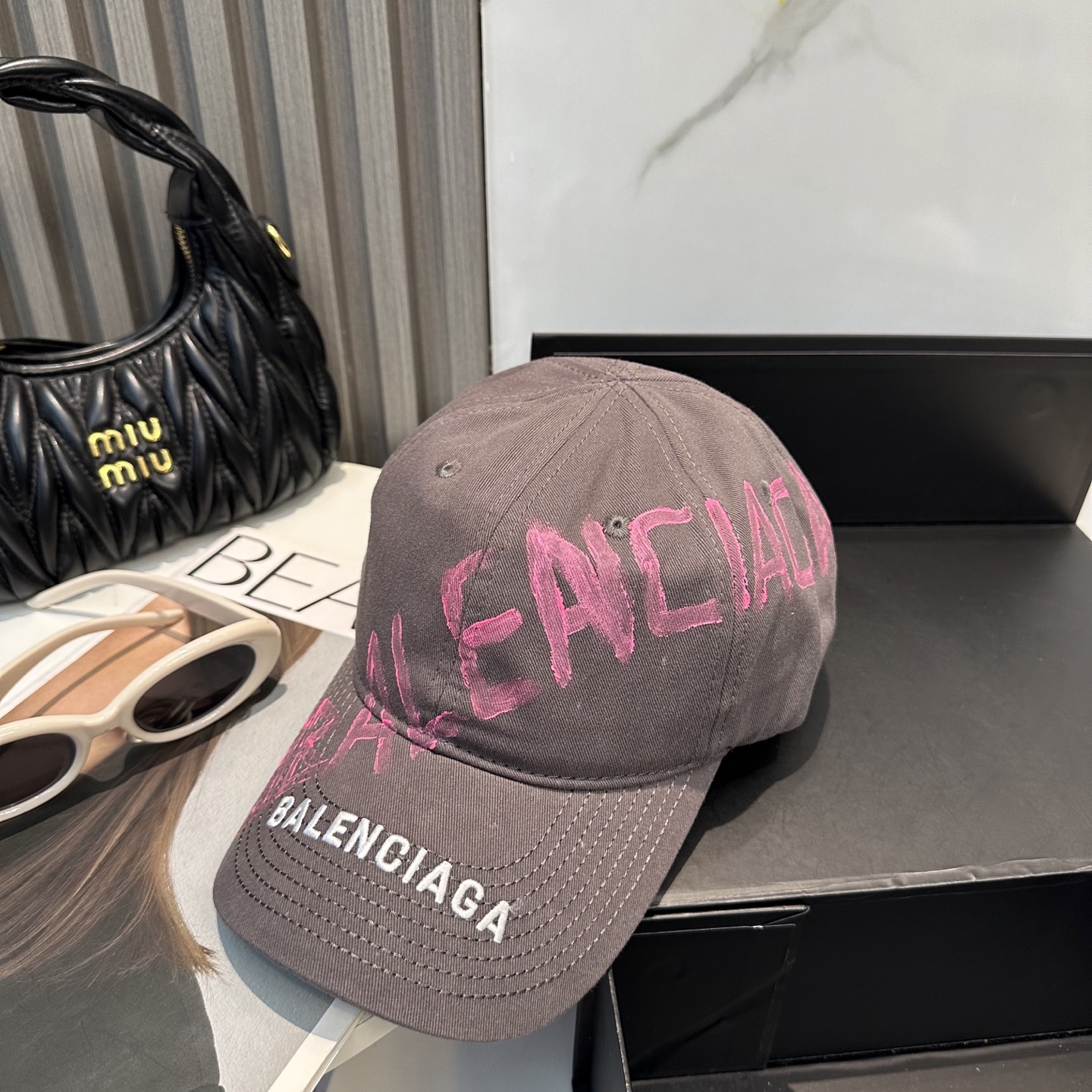 BALENCIAGA 高仿 男款 手寫LOGO棒球帽 咖啡色潮流帽| 8 BALENCIAGA 高仿 男款 手寫LOGO棒球帽 咖啡色潮流帽