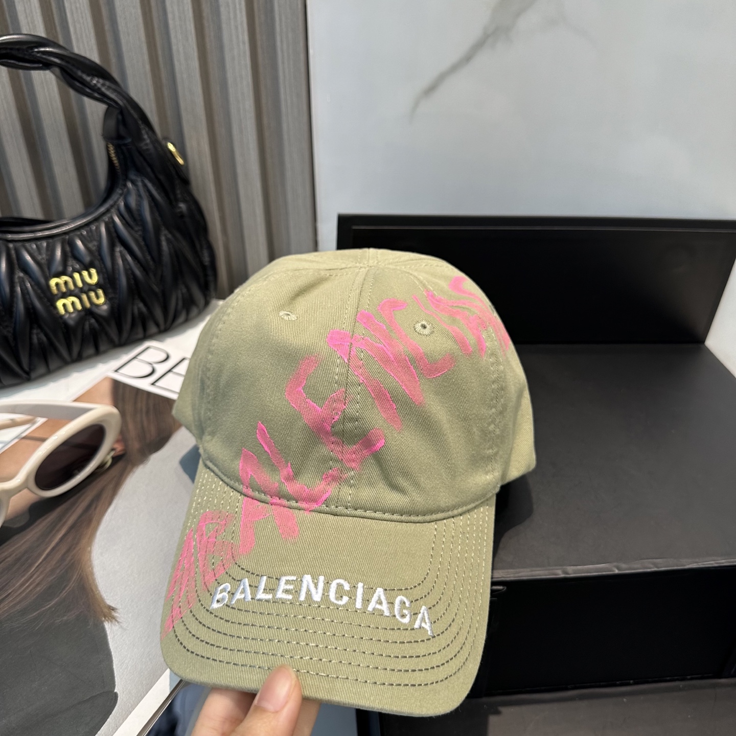 BALENCIAGA 一比一 男款 手寫LOGO棒球帽 卡其色潮流帽| 14 BALENCIAGA 一比一 男款 手寫LOGO棒球帽 卡其色潮流帽
