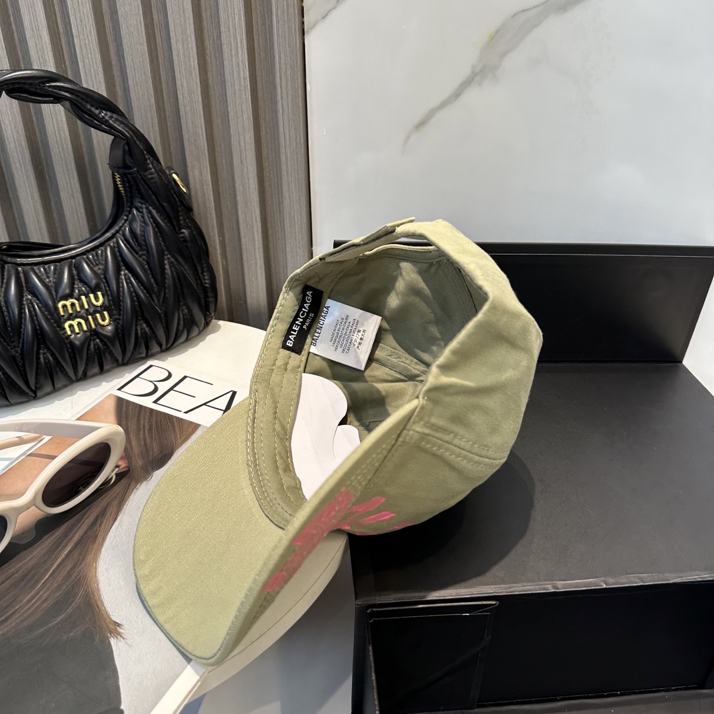 BALENCIAGA 一比一 男款 手寫LOGO棒球帽 卡其色潮流帽| 12 BALENCIAGA 一比一 男款 手寫LOGO棒球帽 卡其色潮流帽