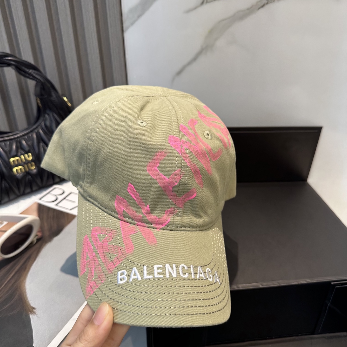 BALENCIAGA 一比一 男款 手寫LOGO棒球帽 卡其色潮流帽| 11 BALENCIAGA 一比一 男款 手寫LOGO棒球帽 卡其色潮流帽