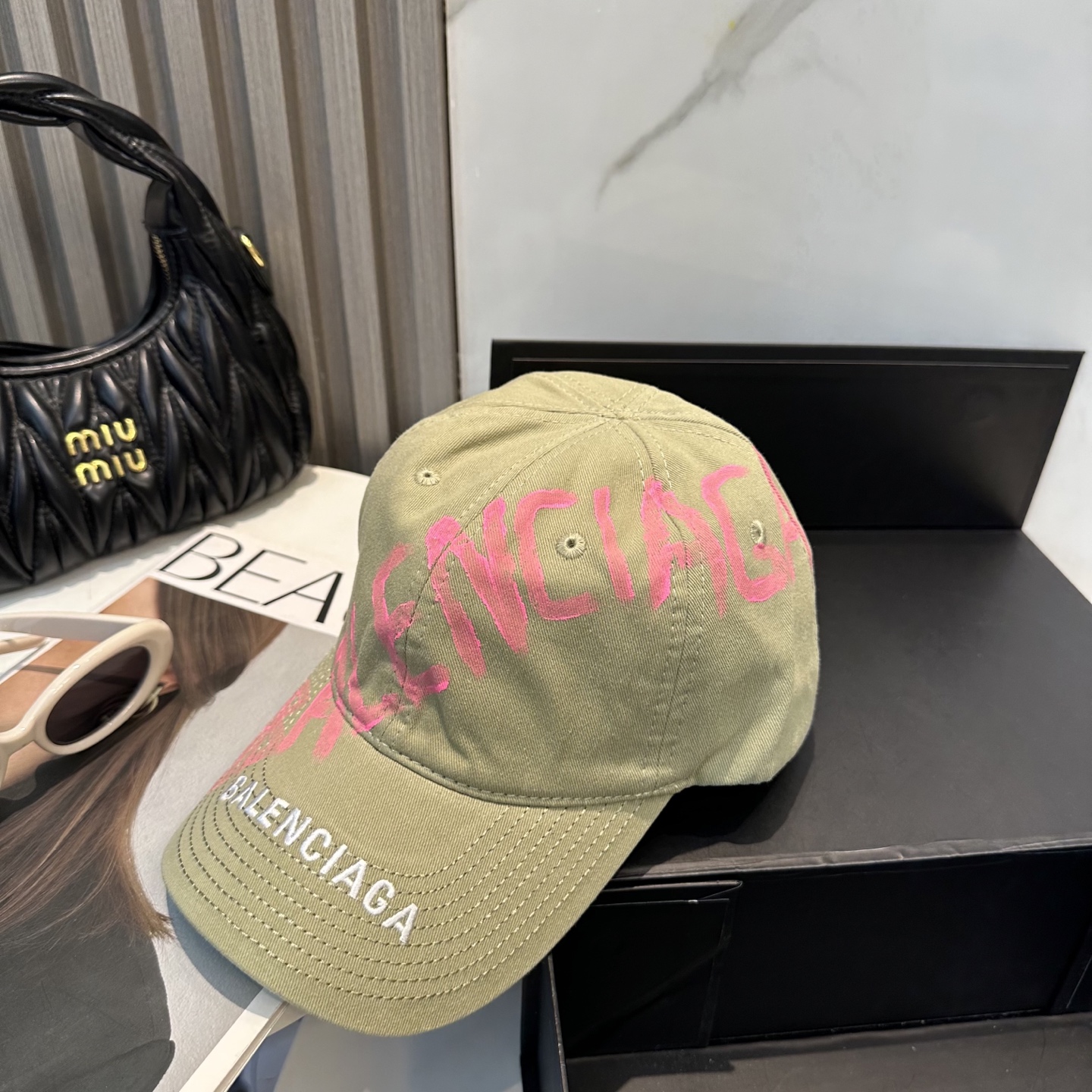 BALENCIAGA 一比一 男款 手寫LOGO棒球帽 卡其色潮流帽| 10 BALENCIAGA 一比一 男款 手寫LOGO棒球帽 卡其色潮流帽
