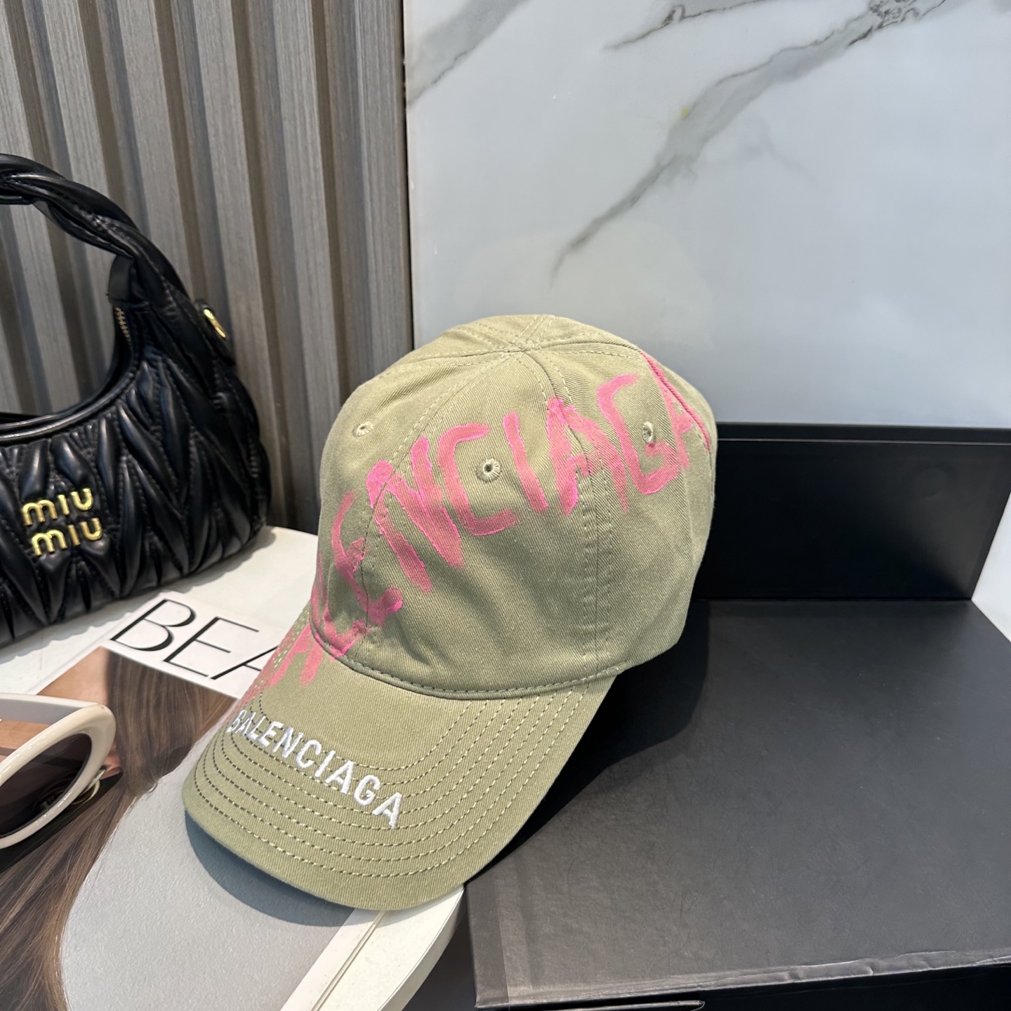 BALENCIAGA 一比一 男款 手寫LOGO棒球帽 卡其色潮流帽| 7 BALENCIAGA 一比一 男款 手寫LOGO棒球帽 卡其色潮流帽