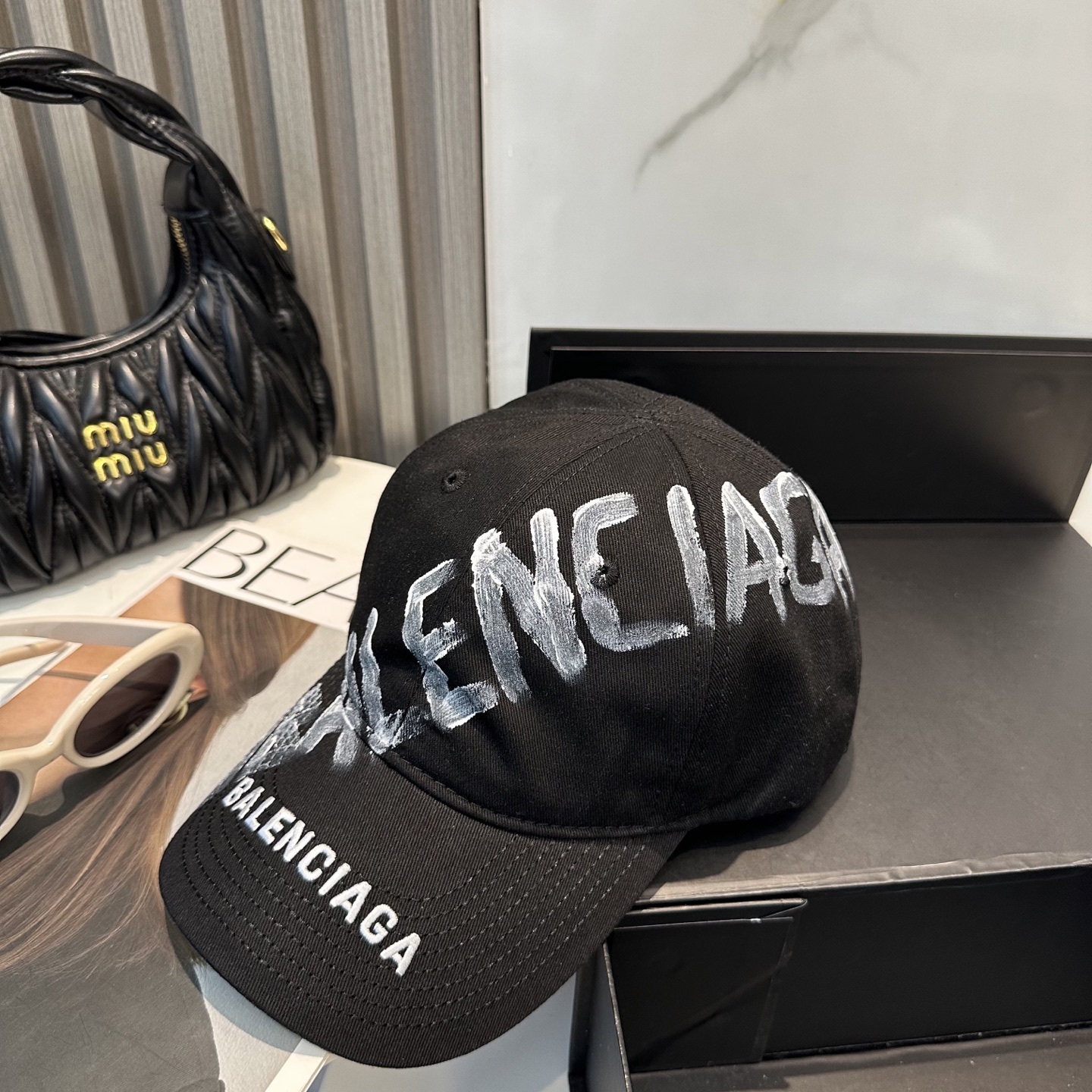 BALENCIAGA 原單 男款 手寫LOGO棒球帽 黑色潮流帽| 10 BALENCIAGA 原單 男款 手寫LOGO棒球帽 黑色潮流帽
