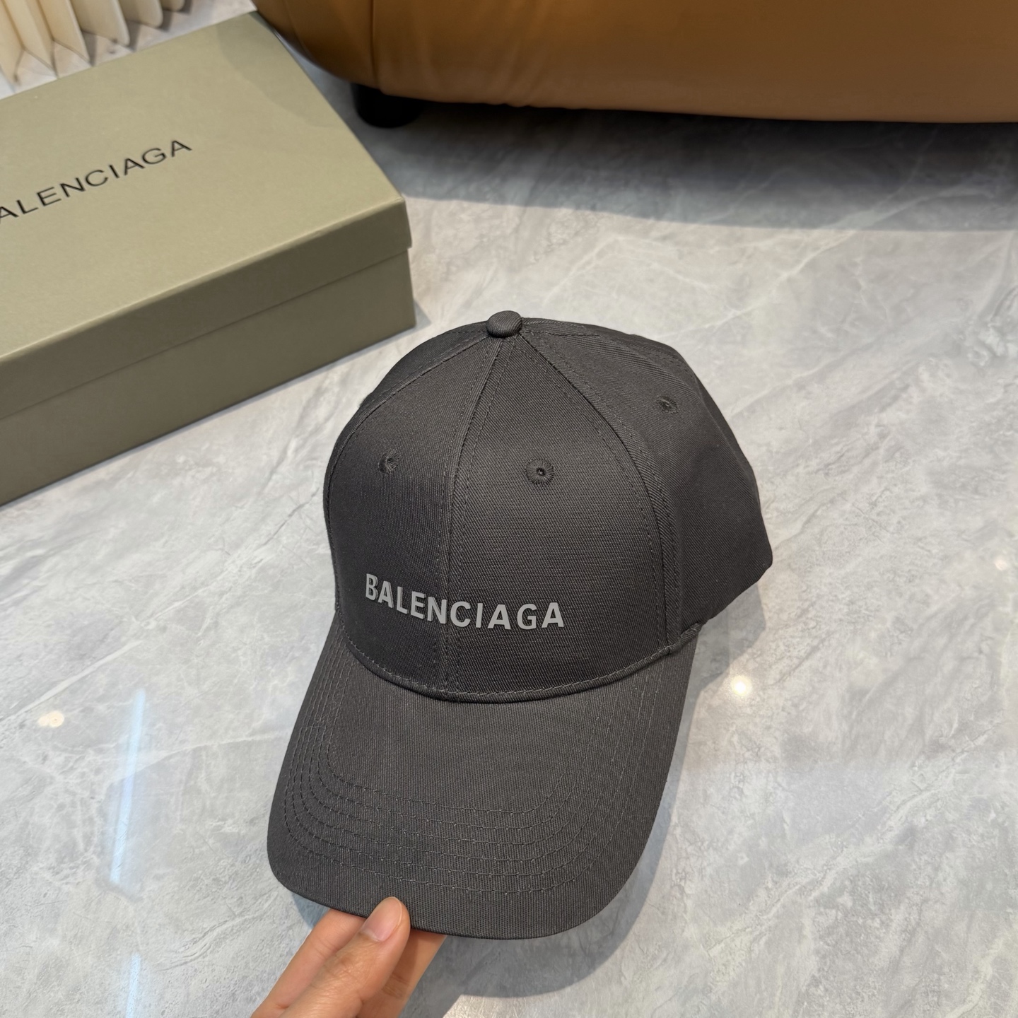 BALENCIAGA 高仿 男款 LOGO刺繡棒球帽 灰色百搭潮流帽| 10 BALENCIAGA 高仿 男款 LOGO刺繡棒球帽 灰色百搭潮流帽