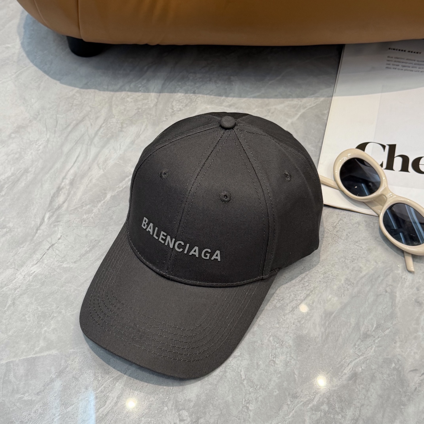 BALENCIAGA 高仿 男款 LOGO刺繡棒球帽 灰色百搭潮流帽| 9 BALENCIAGA 高仿 男款 LOGO刺繡棒球帽 灰色百搭潮流帽