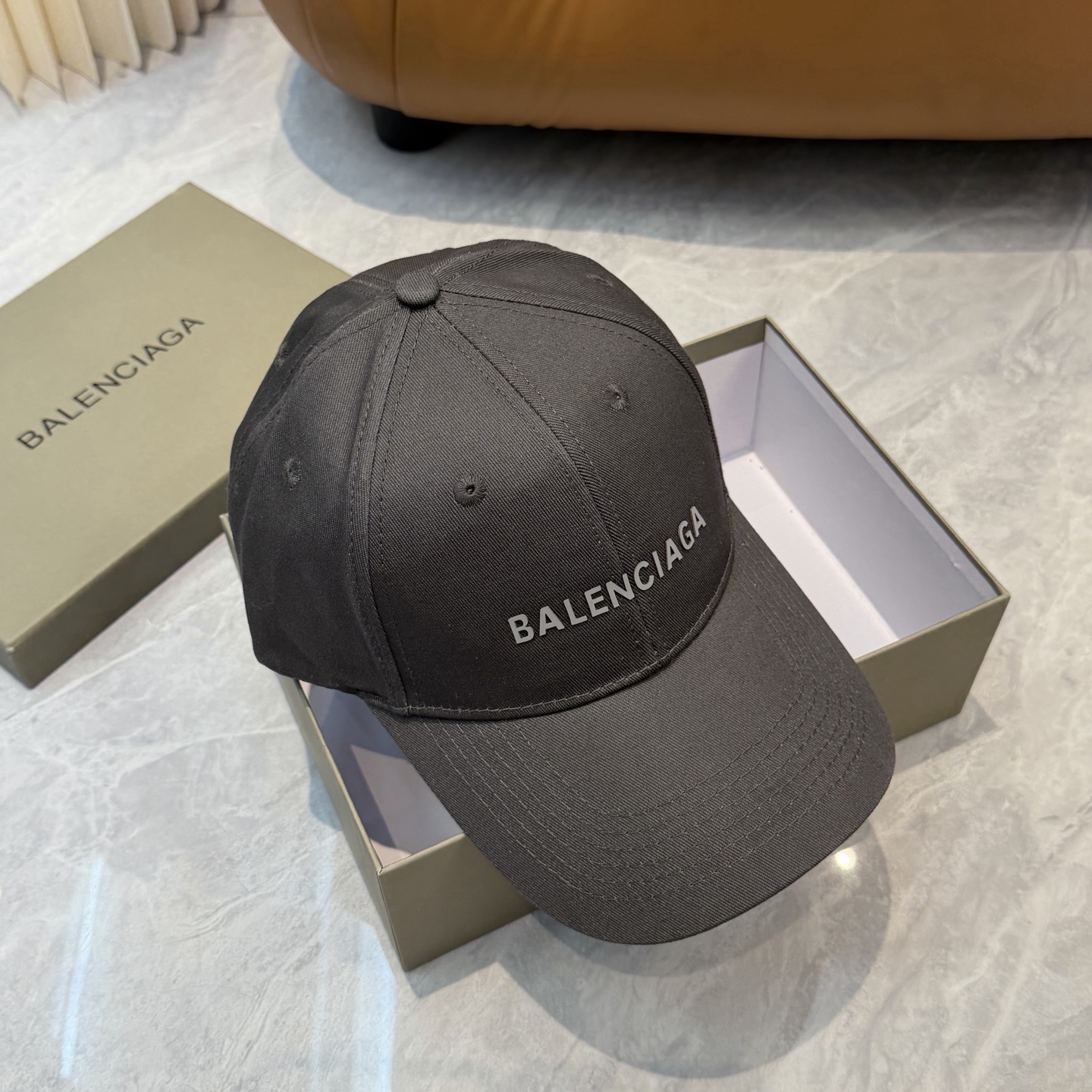 BALENCIAGA 高仿 男款 LOGO刺繡棒球帽 灰色百搭潮流帽| 8 BALENCIAGA 高仿 男款 LOGO刺繡棒球帽 灰色百搭潮流帽