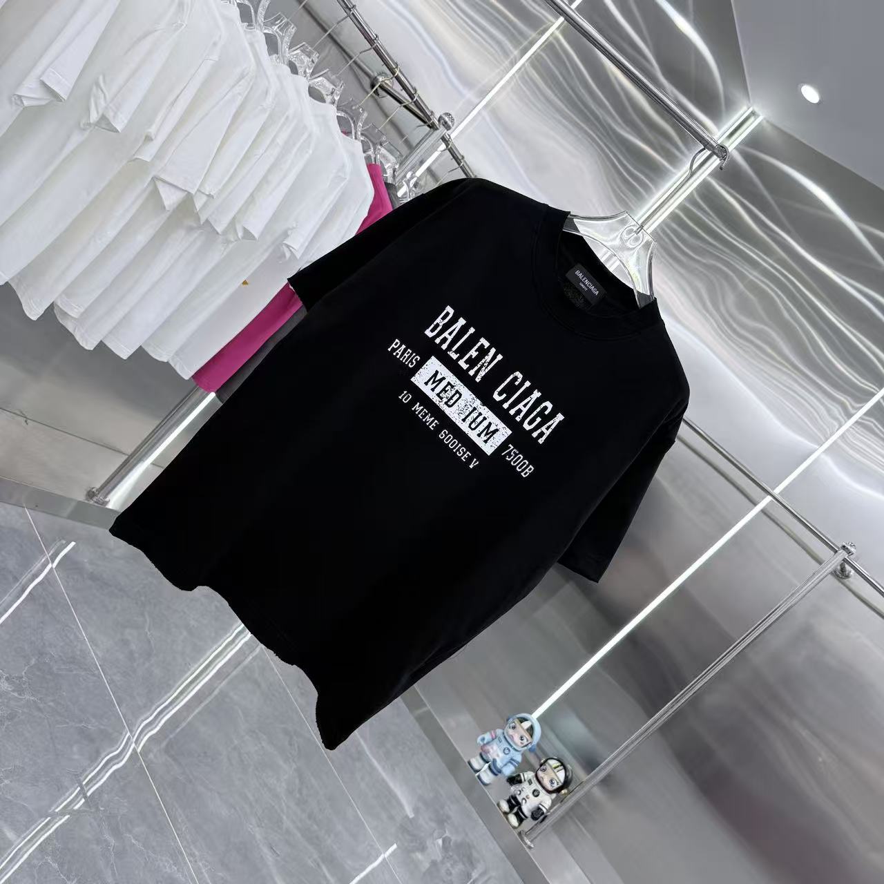 Balenciaga 一比一 男款 MEDIUM字母短袖T恤 潮流街頭設計上衣| 13 Balenciaga 一比一 男款 MEDIUM字母短袖T恤 潮流街頭設計上衣