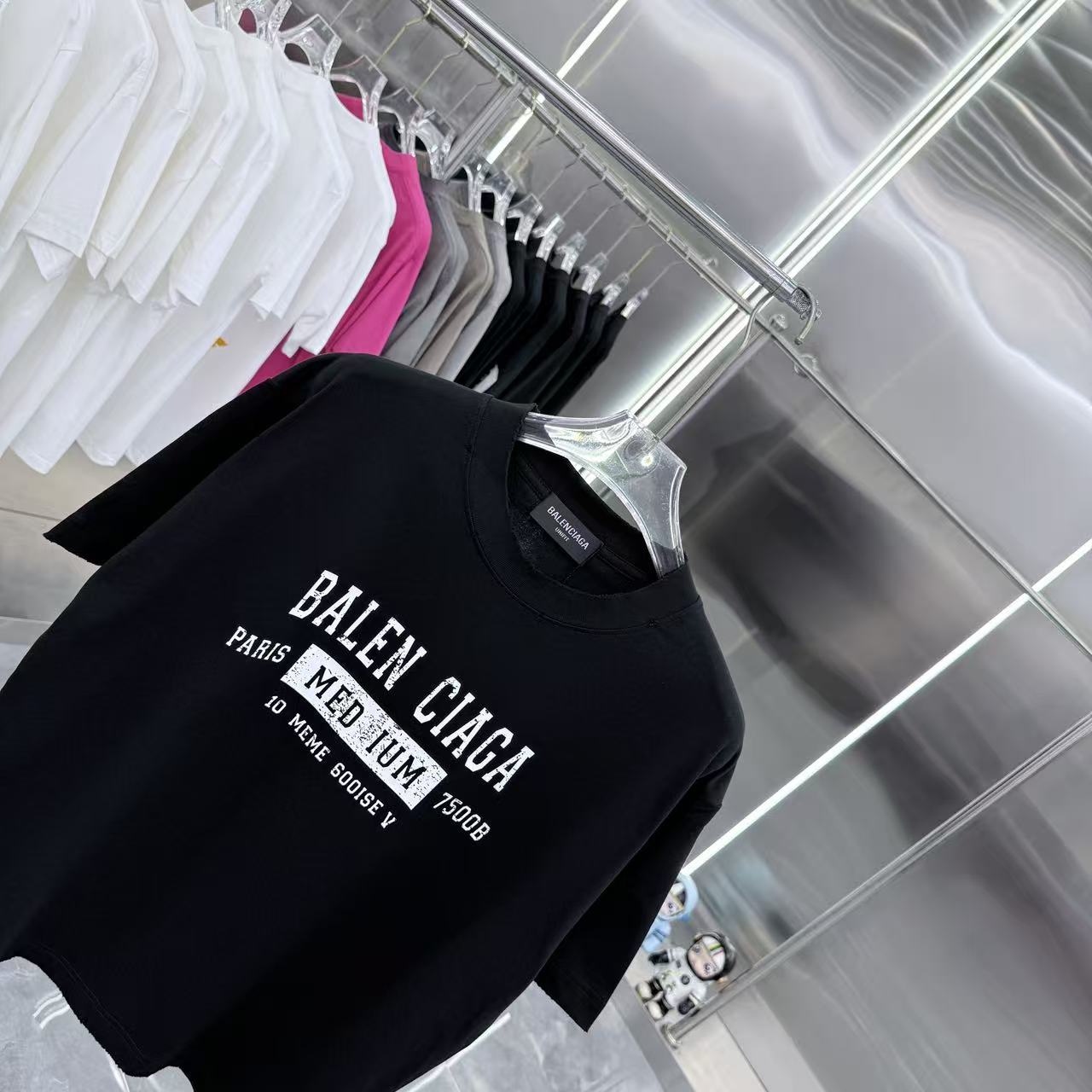 Balenciaga 一比一 男款 MEDIUM字母短袖T恤 潮流街頭設計上衣| 12 Balenciaga 一比一 男款 MEDIUM字母短袖T恤 潮流街頭設計上衣