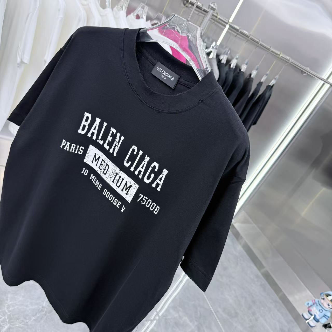 Balenciaga 一比一 男款 MEDIUM字母短袖T恤 潮流街頭設計上衣| 11 Balenciaga 一比一 男款 MEDIUM字母短袖T恤 潮流街頭設計上衣