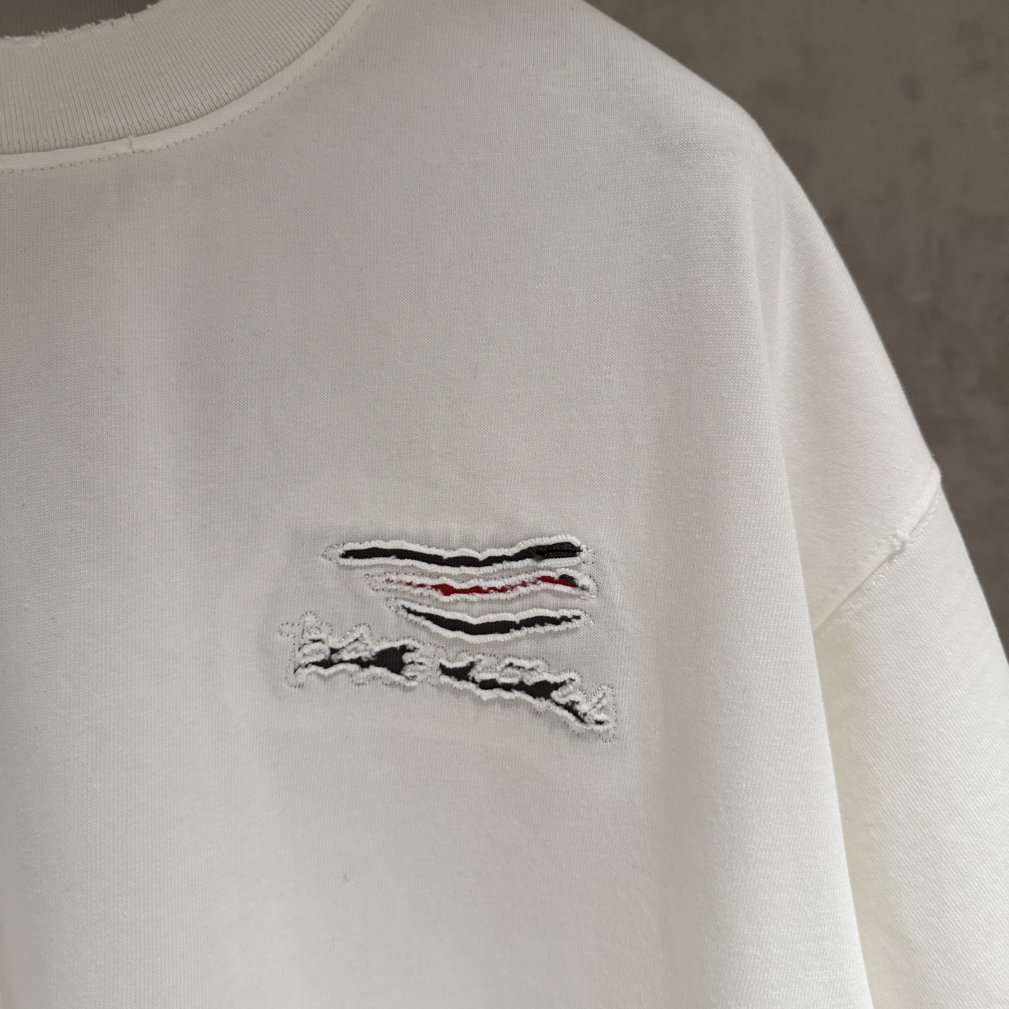 Balenciaga 高仿刺繡Logo短袖T恤 白色極簡潮流款| 10 Balenciaga 高仿刺繡Logo短袖T恤 白色極簡潮流款