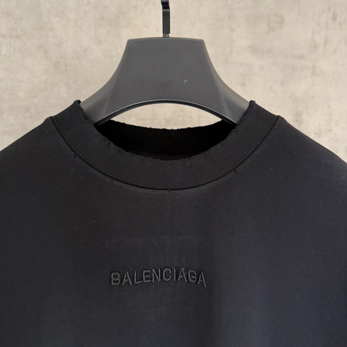 Balenciaga A貨浮雕Logo短袖T恤 黑色極簡潮流款| 11 Balenciaga A貨浮雕Logo短袖T恤 黑色極簡潮流款