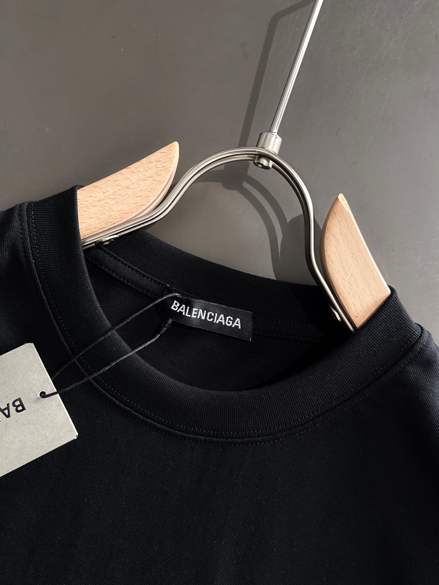 Balenciaga 精緻版 男款立體Logo短袖T恤 極簡潮流百搭款| 10 Balenciaga 精緻版 男款立體Logo短袖T恤 極簡潮流百搭款