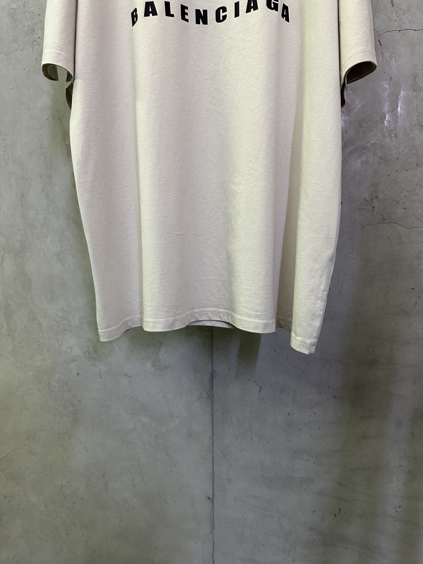 Balenciaga 高仿 男款極簡字母短袖T恤 潮流百搭設計款| 11 Balenciaga 高仿 男款極簡字母短袖T恤 潮流百搭設計款