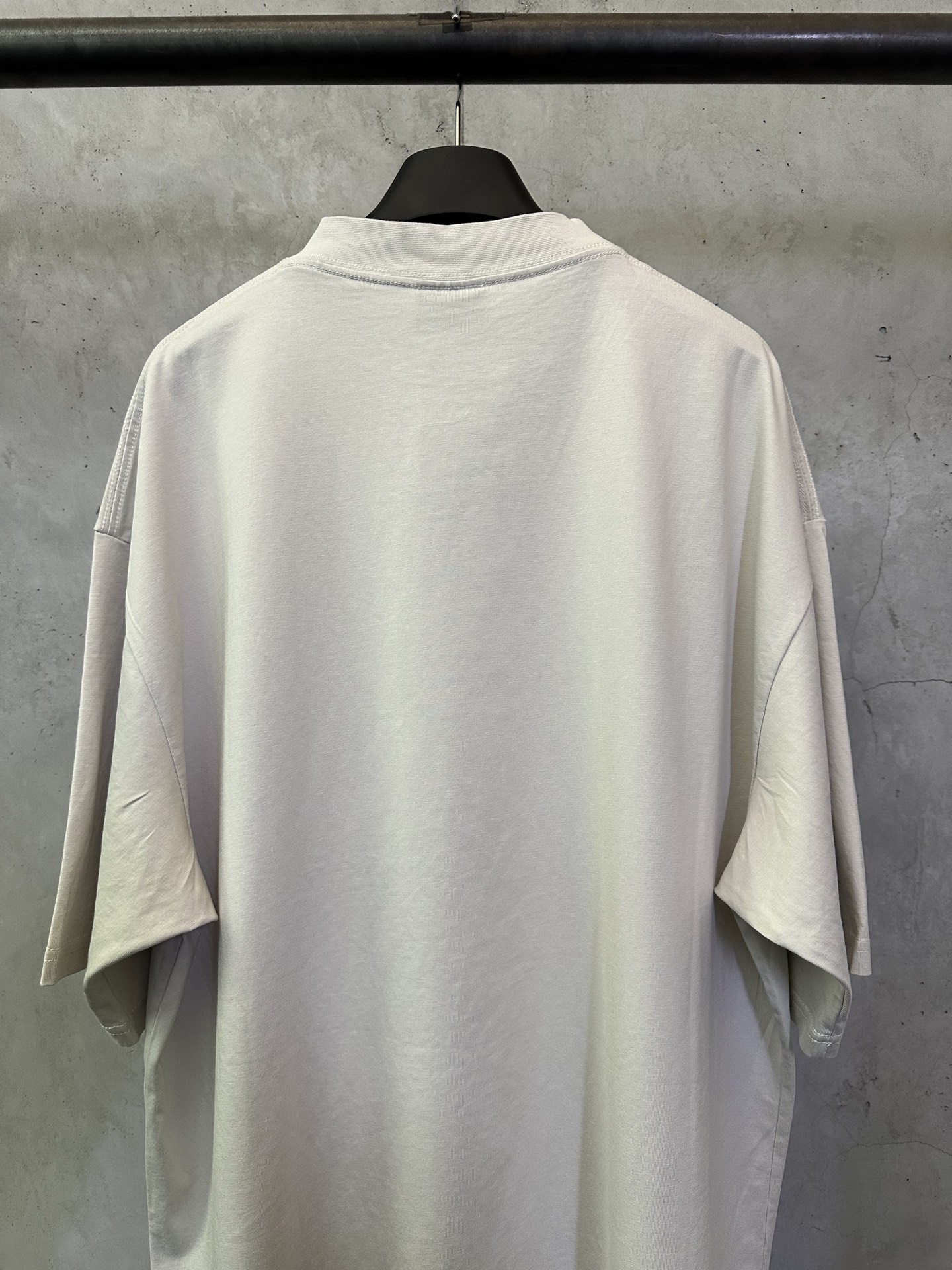 Balenciaga 高仿 男款極簡字母短袖T恤 潮流百搭設計款| 10 Balenciaga 高仿 男款極簡字母短袖T恤 潮流百搭設計款