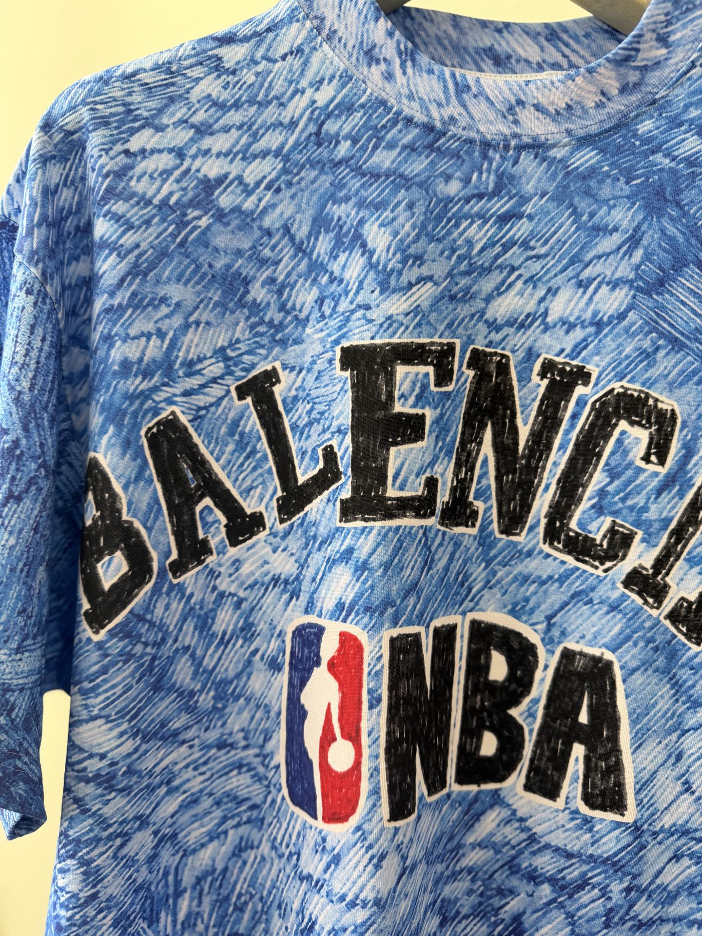 Balenciaga 原單 男款NBA聯名藍色印花短袖T恤 潮流街頭款| 10 Balenciaga 原單 男款NBA聯名藍色印花短袖T恤 潮流街頭款