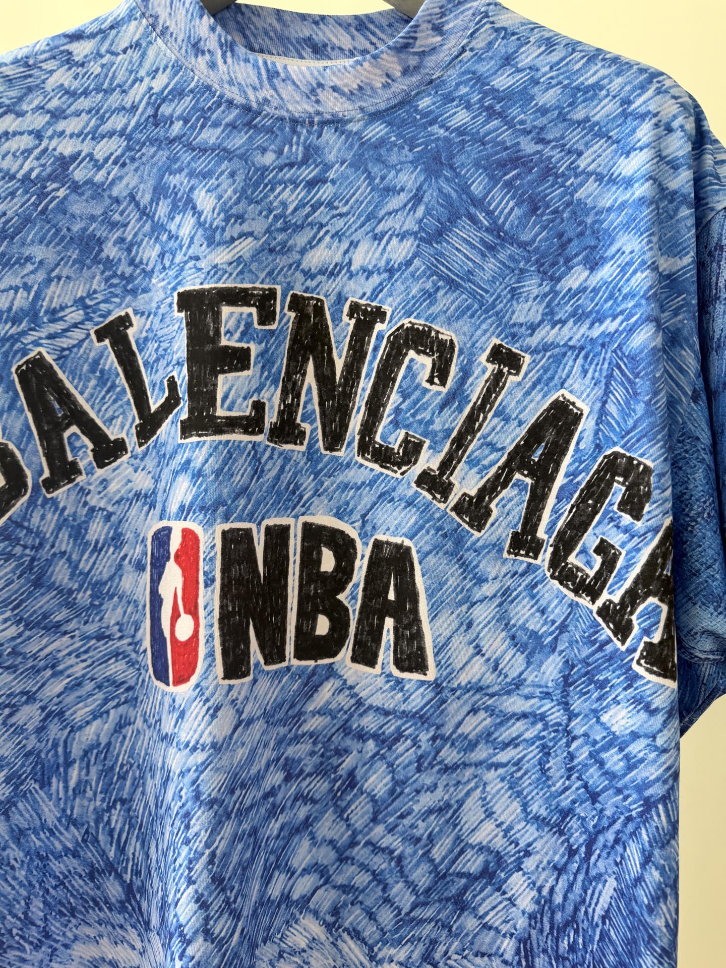 Balenciaga 原單 男款NBA聯名藍色印花短袖T恤 潮流街頭款| 8 Balenciaga 原單 男款NBA聯名藍色印花短袖T恤 潮流街頭款