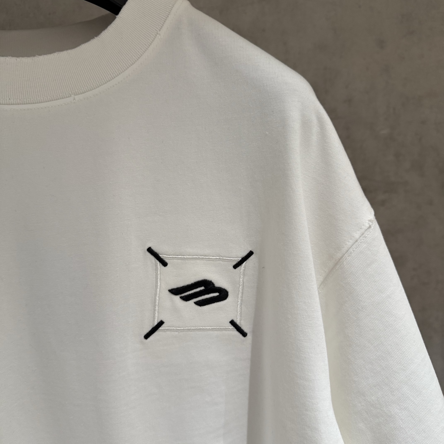 Balenciaga 高仿 BB刺繡寬鬆短袖T恤 白色簡約Logo潮流上衣| 10 Balenciaga 高仿 BB刺繡寬鬆短袖T恤 白色簡約Logo潮流上衣