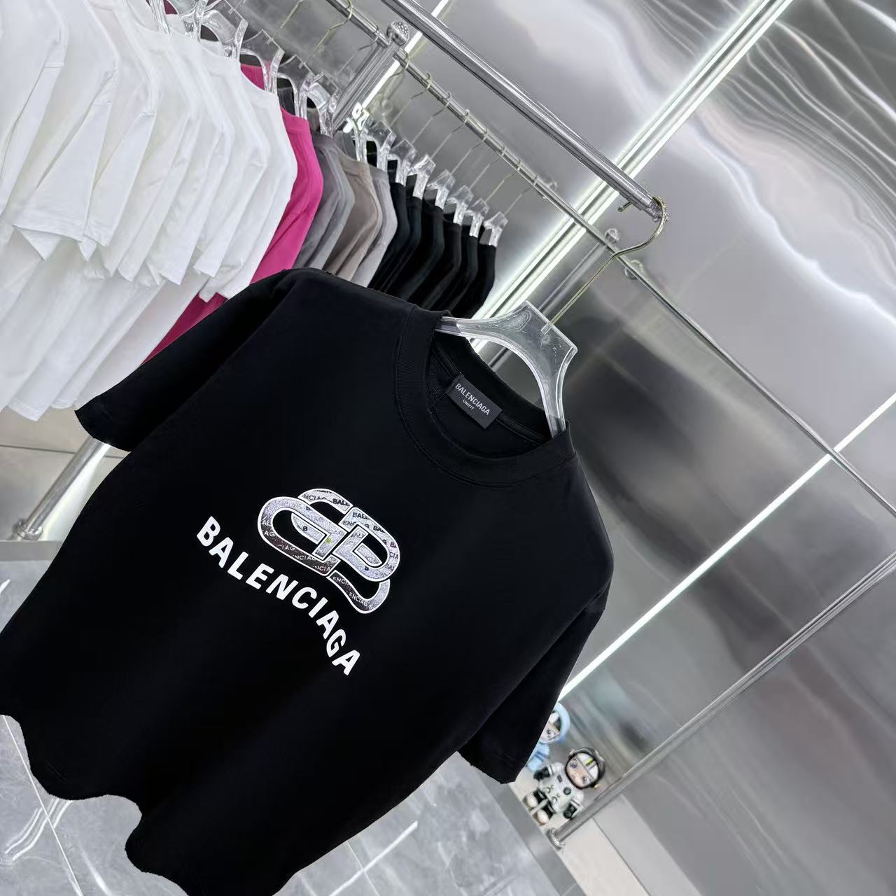 Balenciaga 高仿 男款 BB鏈條Logo短袖T恤 經典黑色街頭潮流| 13 Balenciaga 高仿 男款 BB鏈條Logo短袖T恤 經典黑色街頭潮流