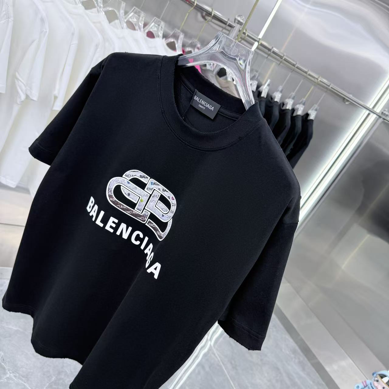 Balenciaga 高仿 男款 BB鏈條Logo短袖T恤 經典黑色街頭潮流| 12 Balenciaga 高仿 男款 BB鏈條Logo短袖T恤 經典黑色街頭潮流