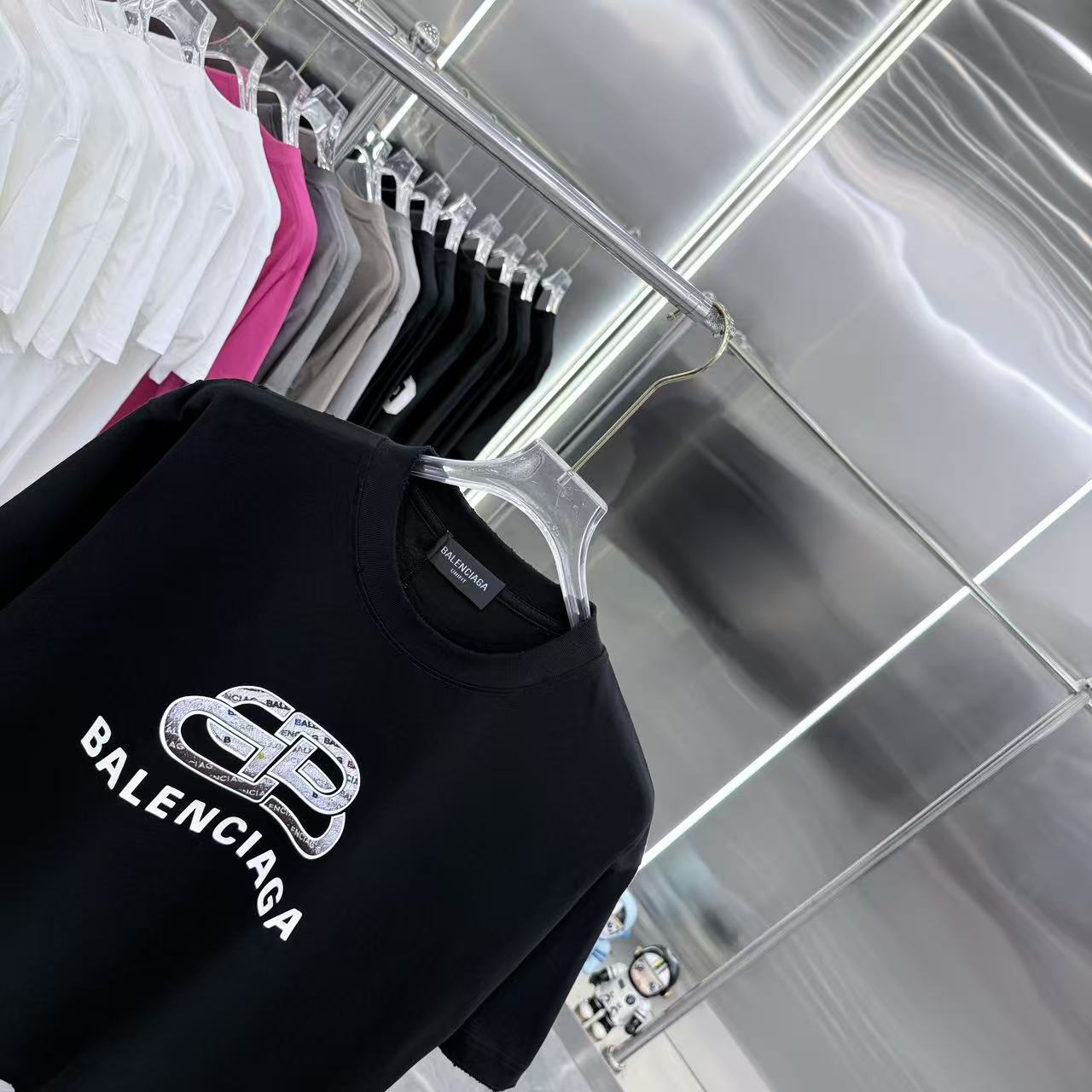 Balenciaga 高仿 男款 BB鏈條Logo短袖T恤 經典黑色街頭潮流| 9 Balenciaga 高仿 男款 BB鏈條Logo短袖T恤 經典黑色街頭潮流