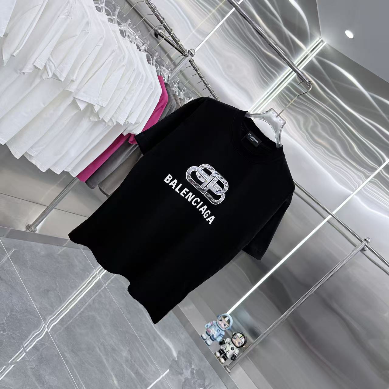 Balenciaga 高仿 男款 BB鏈條Logo短袖T恤 經典黑色街頭潮流| 7 Balenciaga 高仿 男款 BB鏈條Logo短袖T恤 經典黑色街頭潮流