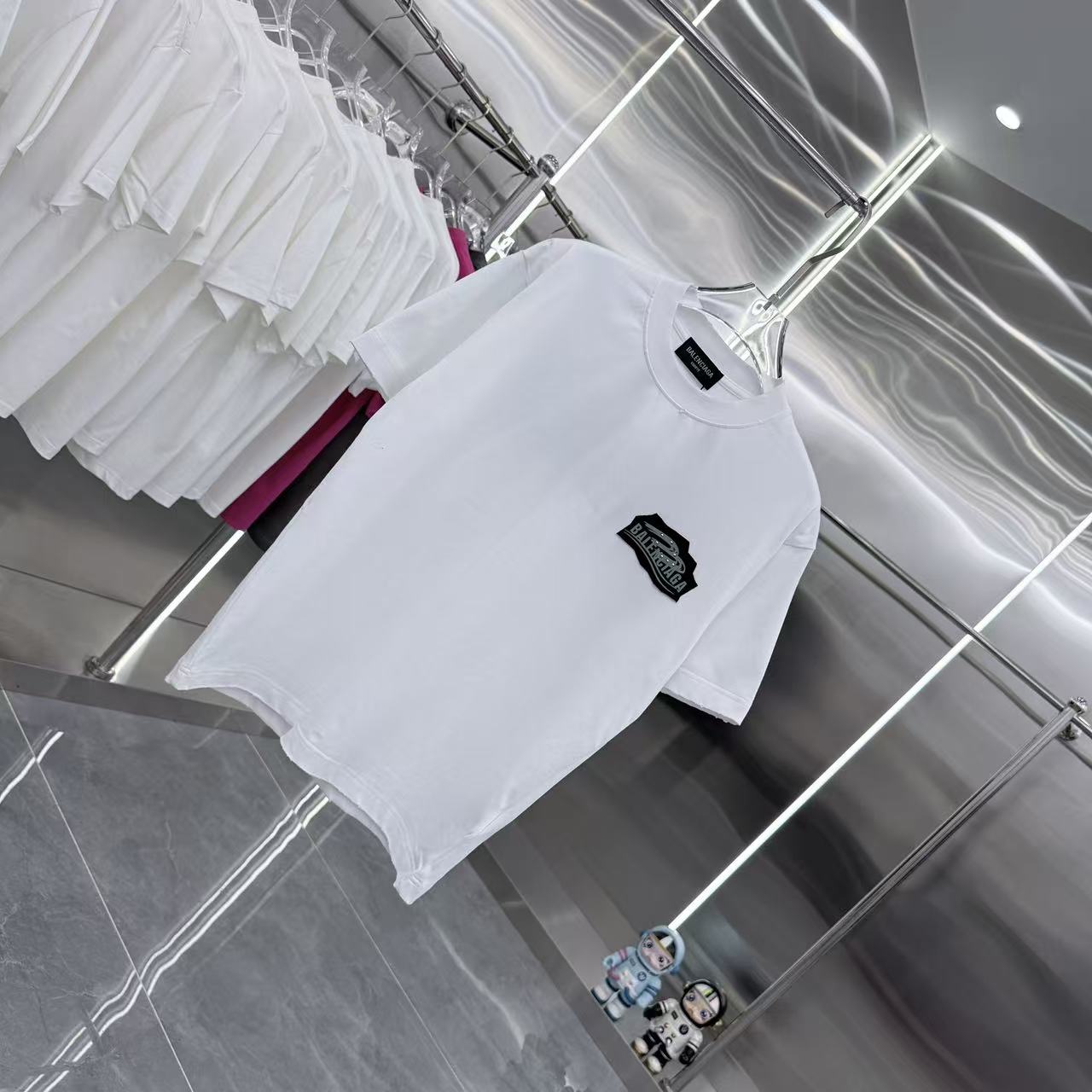Balenciaga 高仿 男款 復古徽章Logo短袖T恤 白色簡約時尚| 13 Balenciaga 高仿 男款 復古徽章Logo短袖T恤 白色簡約時尚