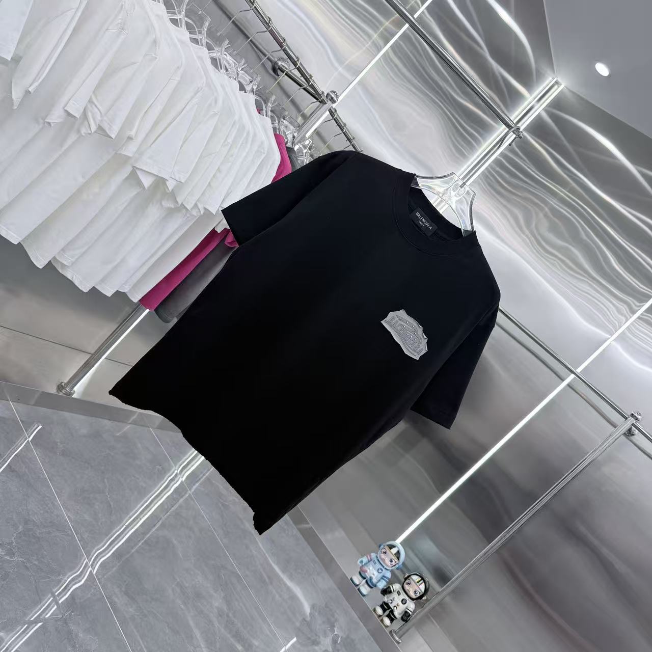 Balenciaga 高仿 男款 金屬徽章Logo短袖T恤 黑色街頭個性風| 13 Balenciaga 高仿 男款 金屬徽章Logo短袖T恤 黑色街頭個性風